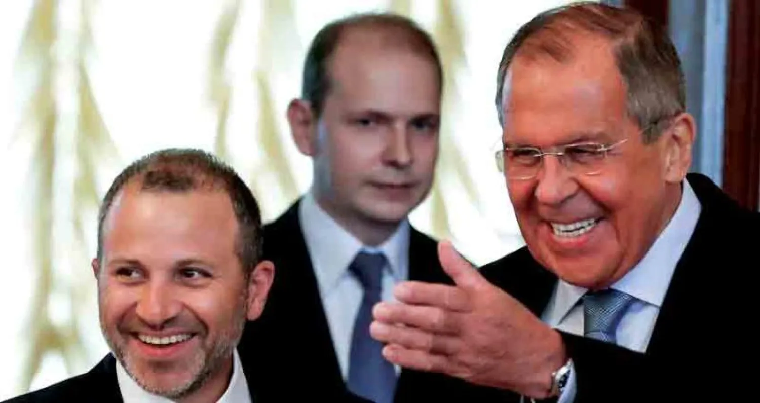 وزير الخارجية الروسي سيرغي لافروف ونظيره اللبناني جبران باسيل في اعقاب محادثاتهما امس (إ ب)