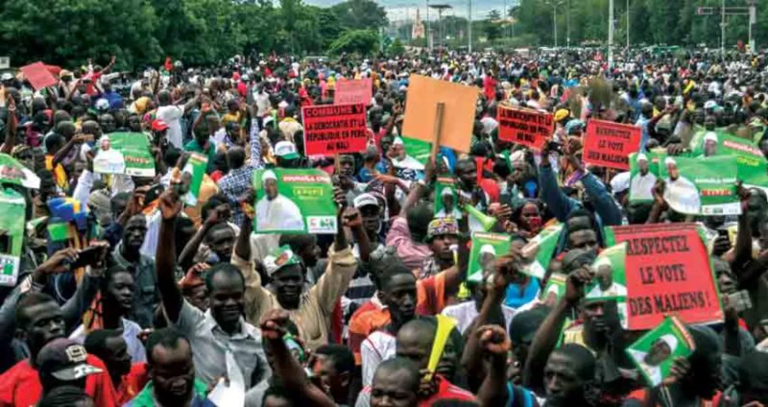 مؤيدون لزعيم المعارضة يحتجون ضد نتائج الانتخابات في باماكو أول من أمس (إ.ب.أ)