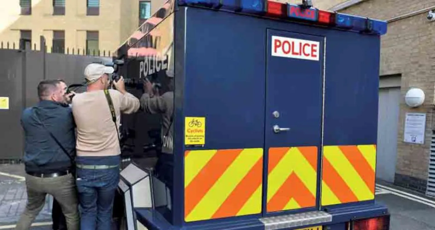 مصورو الصحافة يتعقبون سيارة شرطة اسكوتلنديارد التي أقلت السوداني صالح خاطر  منفذ حادث الدهس لدى حضوره إلى محكمة ويستمنستر الجزئية التي إحالته إلى «أولد بيلي» أمس «أ.ف.ب»