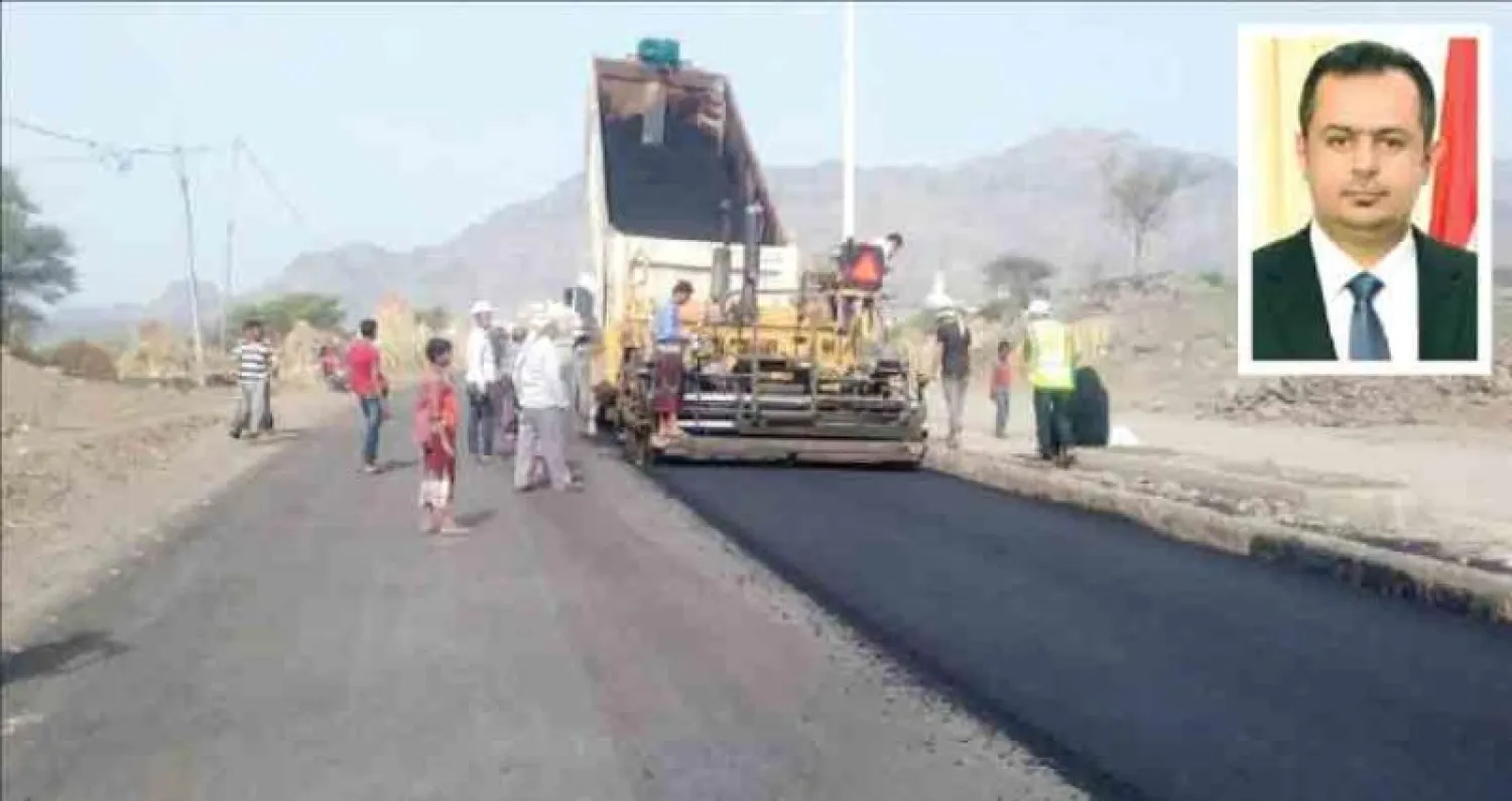 جانب من أحد المشاريع الجاري تنفيذها بدعم برنامج «إسناد» العمليات الإنسانية الشاملة في اليمن.. وفي الاطار د. معين عبد الملك («الشرق الأوسط»)