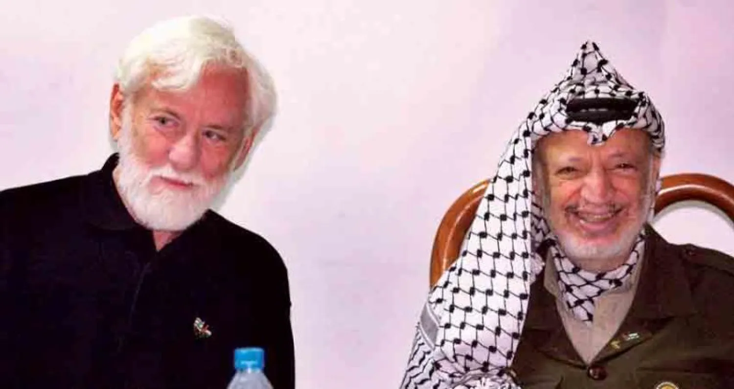 أوري أفنيري مع ياسر عرفات (أ.ب)