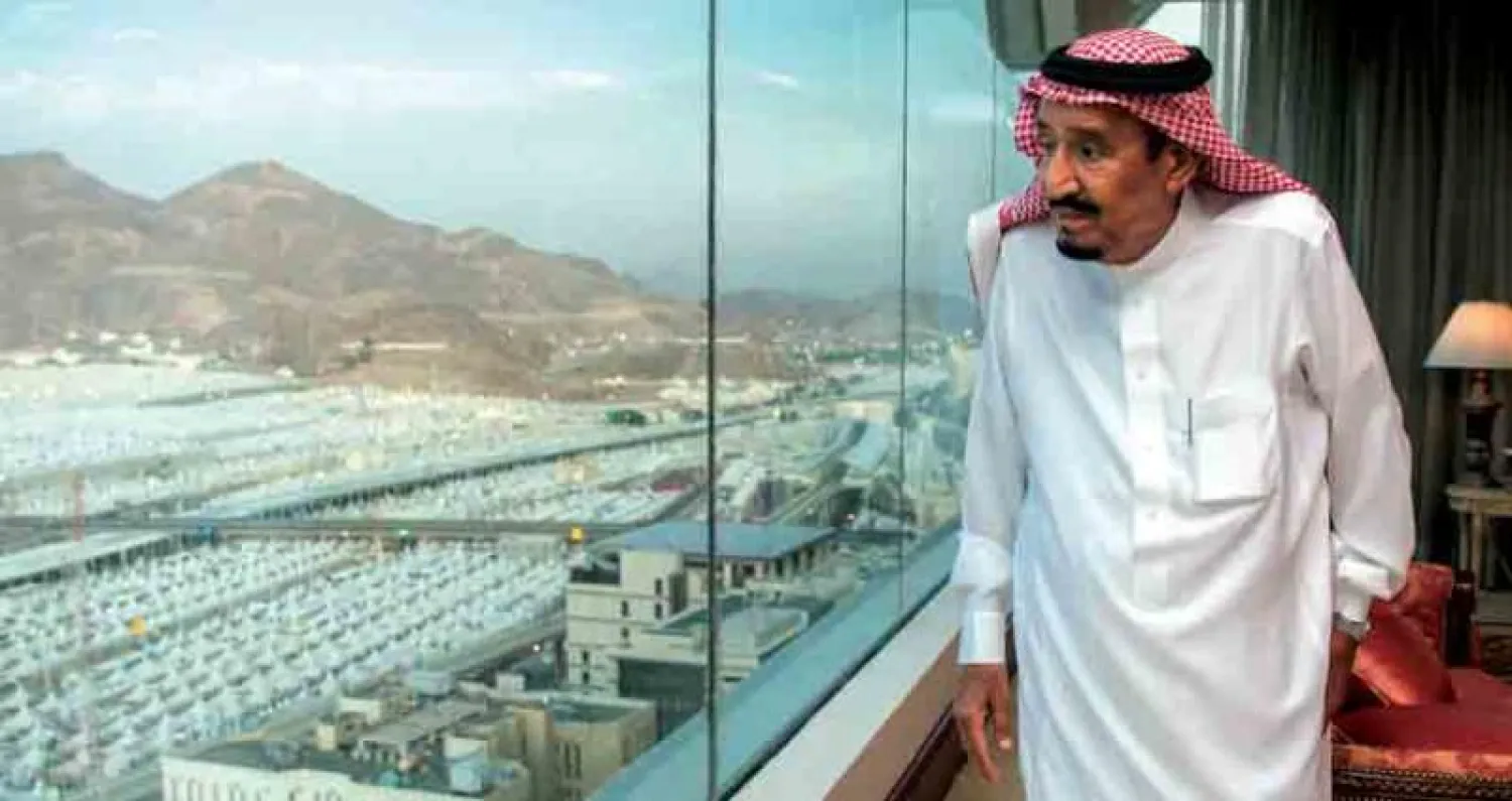 خادم الحرمين الشريفين يشرف على راحة الحجاج من قصر منى أمس (واس)