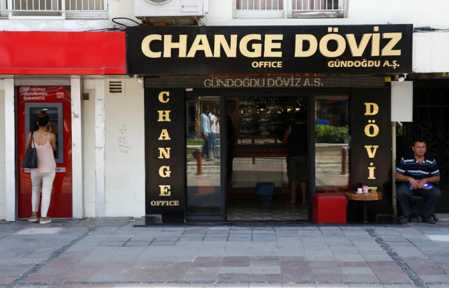 محل للصيرفة في إزمير (رويترز)