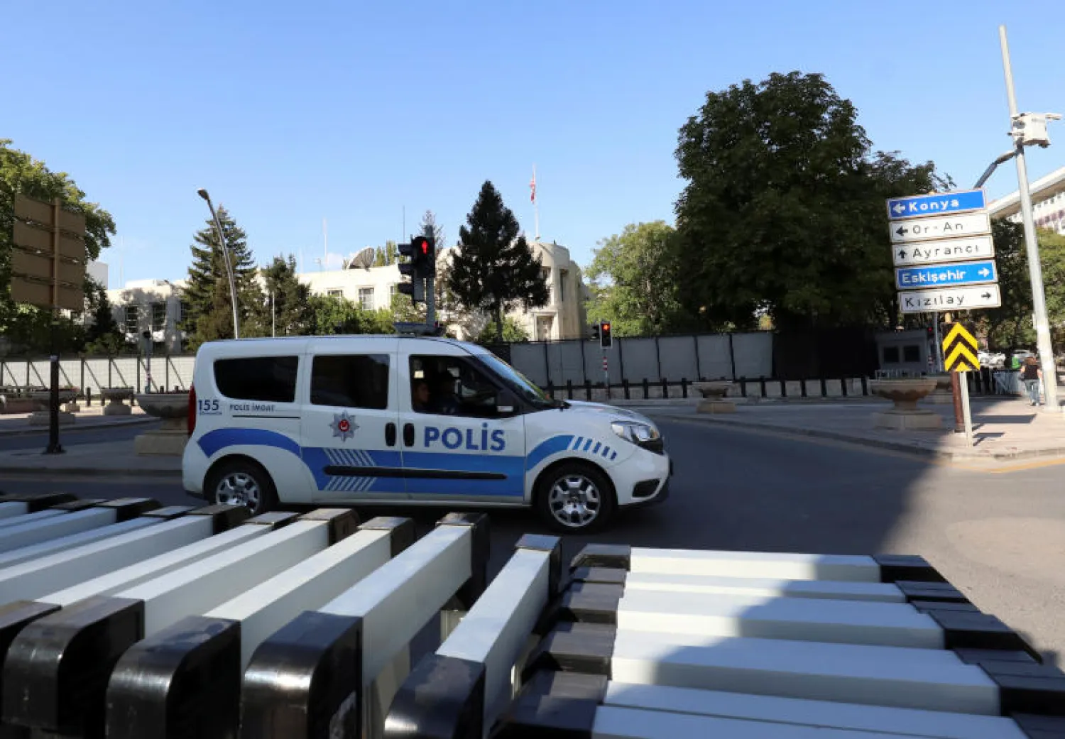 سيارة شرطة أمام السفارة الأميركية في أنقرة (رويترز)