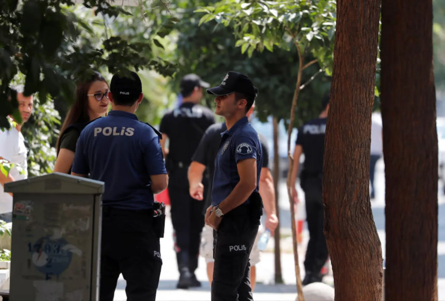 شرطيون أتراك في محيط منزل القس أندرو برانسون في إزمير (رويترز)