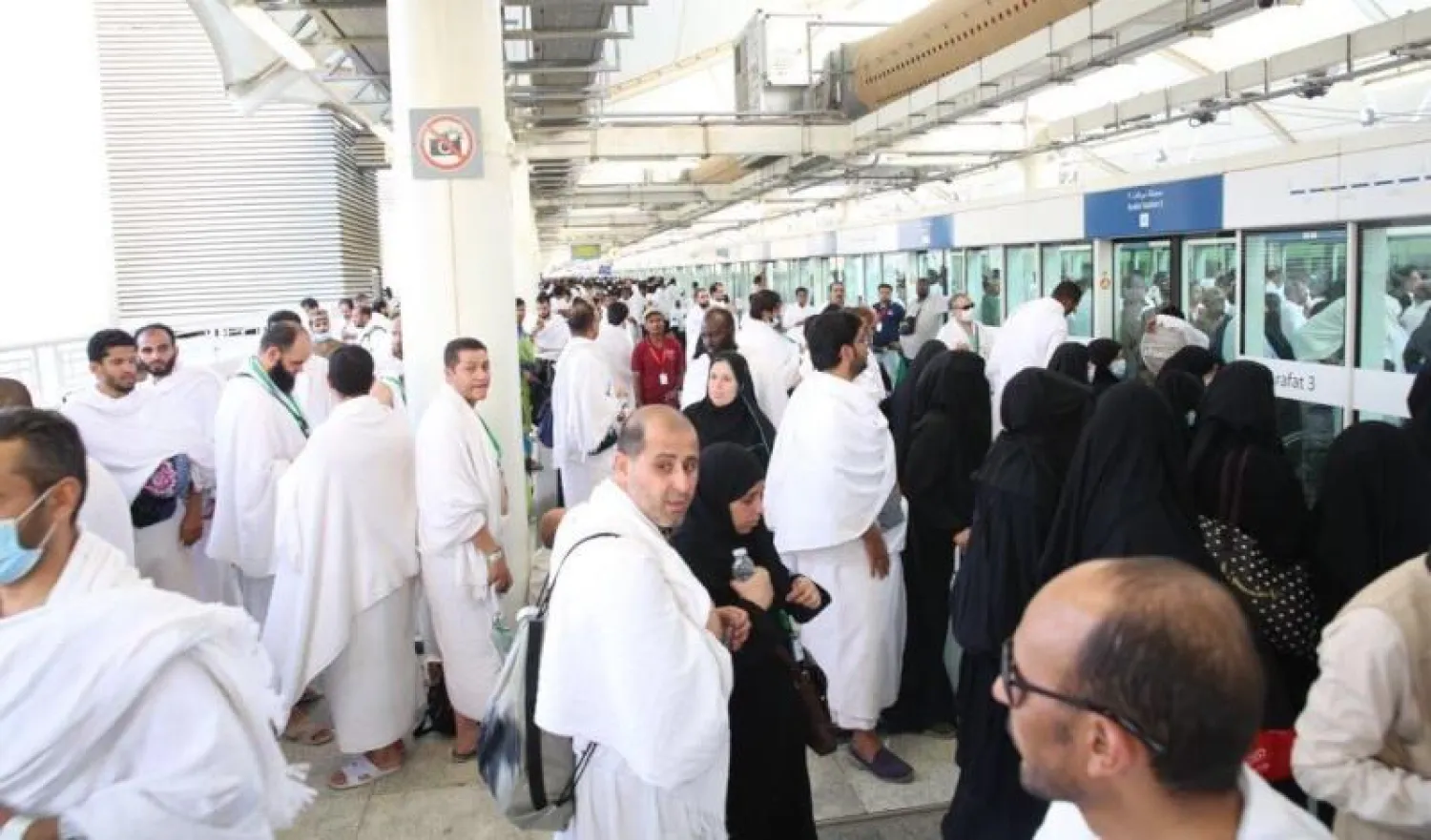 توافد حجاج بيت الله الحرام إلى قطار المشاعر في عرفة استعدادًا للذهاب إلى مزدلفة (بوابة الحج الإعلامية)