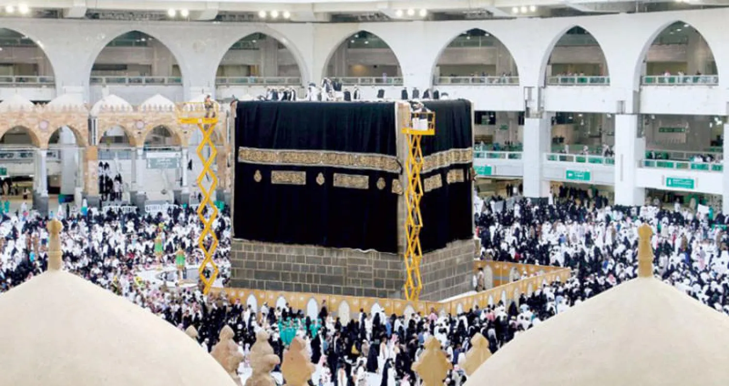 الكعبة المشرفة تكتسي كسوتها الجديدة في يوم عرفة