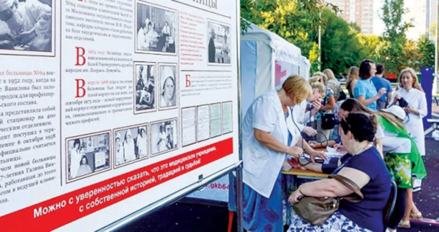 مواطنون يحصلون على المشورة الطبية