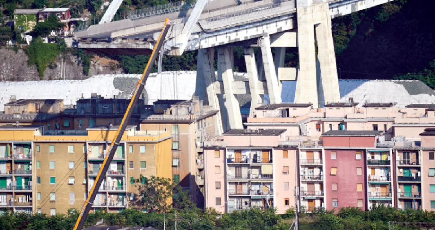 منظر عام يوضح جزءاً من جسر موراندي المنهار جزئياً في جنوى بإيطاليا (إ.ب.أ)