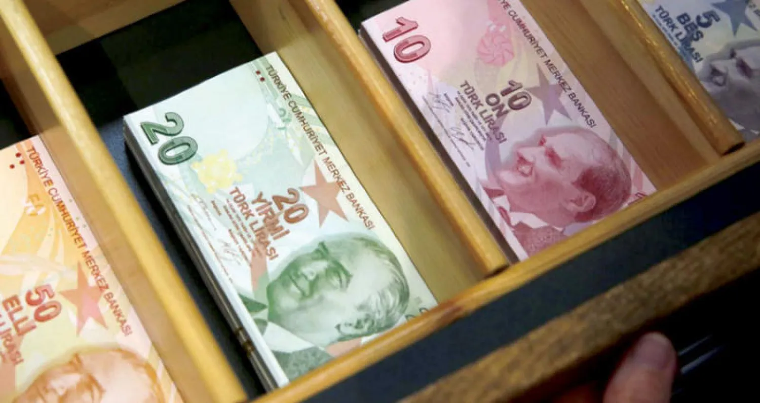 واصلت الليرة التركية خسائرها بتراجع زاد على 1 % مقابل الدولار أمس بعد تخفيض التصنيف السيادي للبلاد (رويترز)