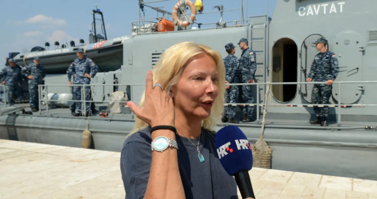 المضيفة البريطانية كاي لونغستاف تتحدث للصحافة بعد إنقاذها (أ.ب)