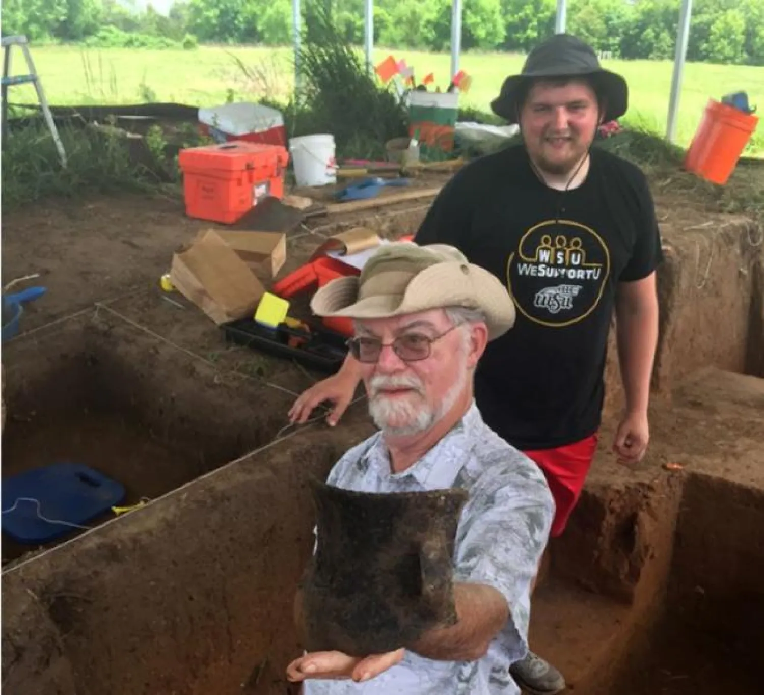 أستاذ في علم الأنثروبولوجيا دونالد بليكسلي يحمل أحد الأواني (صحيفة «لوس أنجليس تايمز»)