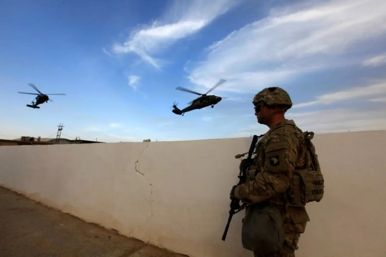 A US Army soldier stands with his weapon at a military base in the Makhmour area near Mosul during an operation to attack ISIS militants in Mosul, Iraq, Oct. 18, 2016. (Alaa Al-Marjani / Reuters) 