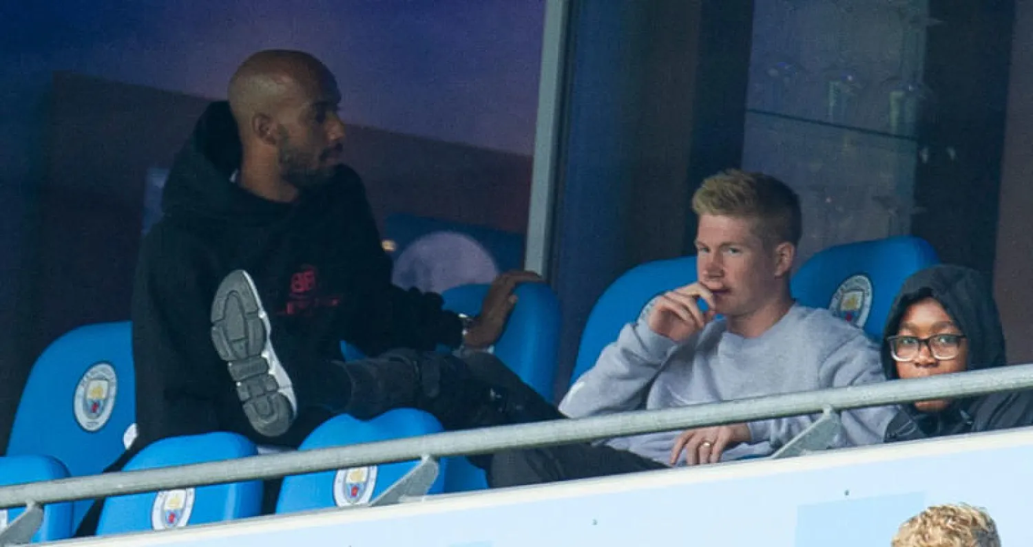 كيفن دي بروين  يتابع فريقه من المدرجات وهو يسحق هدرسفيلد بسداسية (إ.ب.أ)