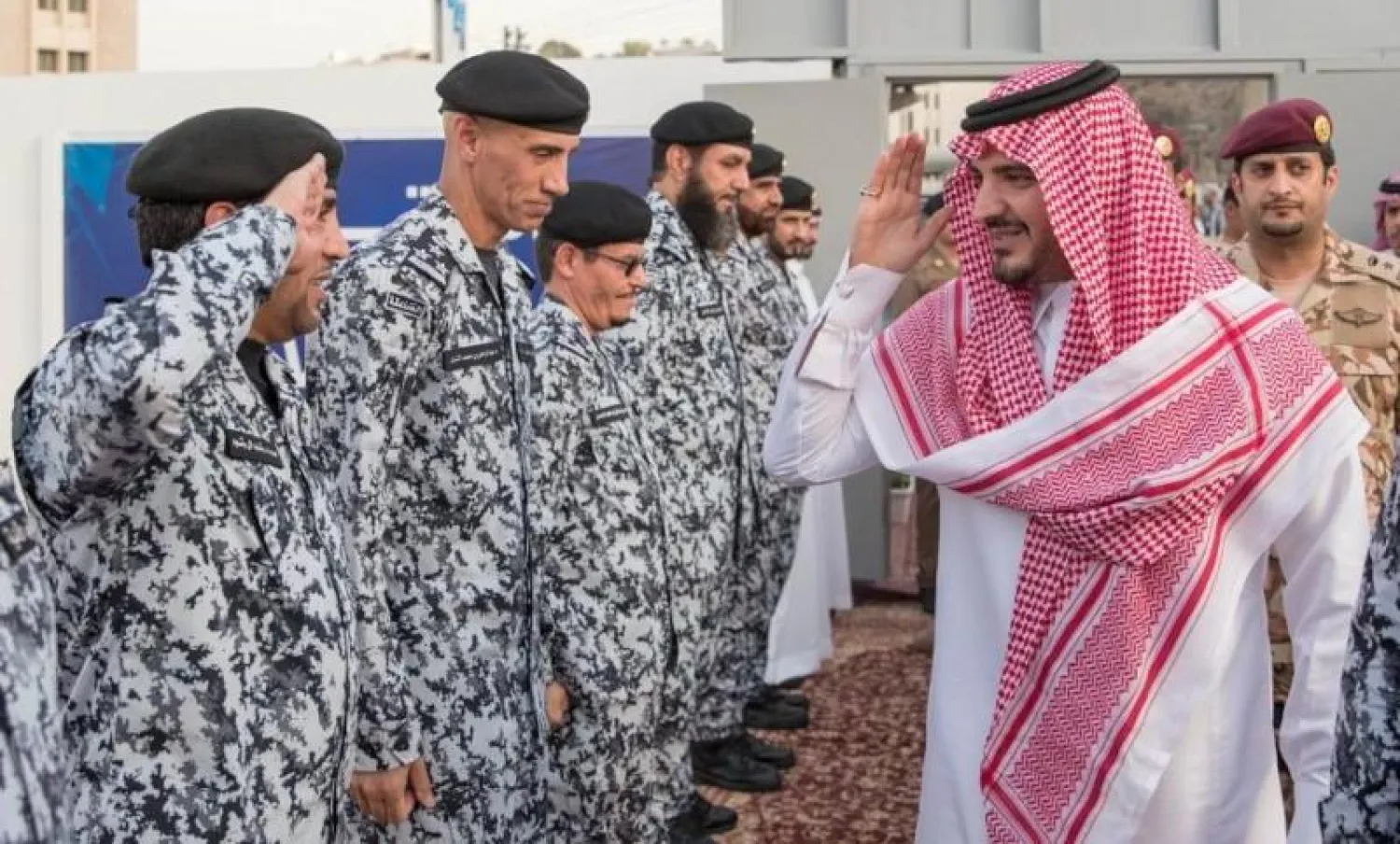 وزير الداخلية السعودي الأمير عبد العزيز بن سعود بن نايف خلال جولته في مركز كلية الملك فهد الأمنية بمشعر منى (واس)
