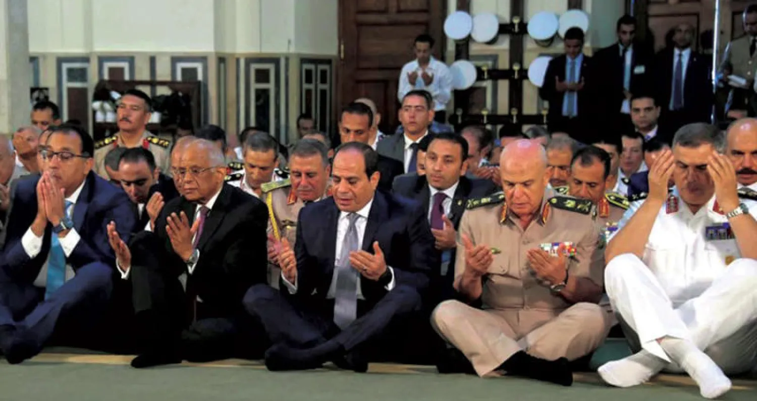 السيسي يؤدي صلاة العيد بمسجد محمد كريم بمقر قيادة القوات البحرية بالإسكندرية (المصدر: «الرئاسة المصرية»)