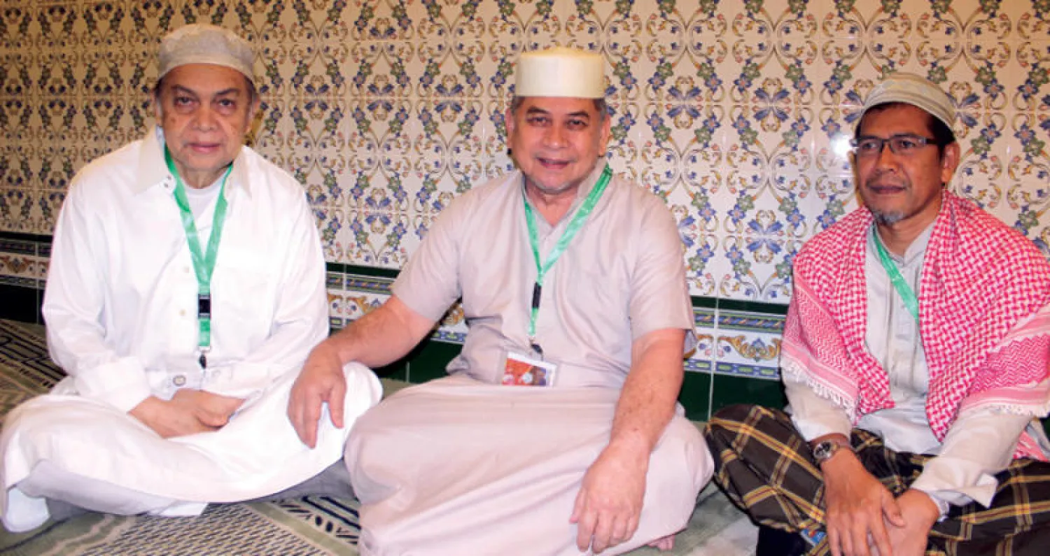 الجنرال غارون يتوسط محمد روفلي عميد الكلية الإسلامية والبرلماني السابق مولد سليمان («الشرق الأوسط»)