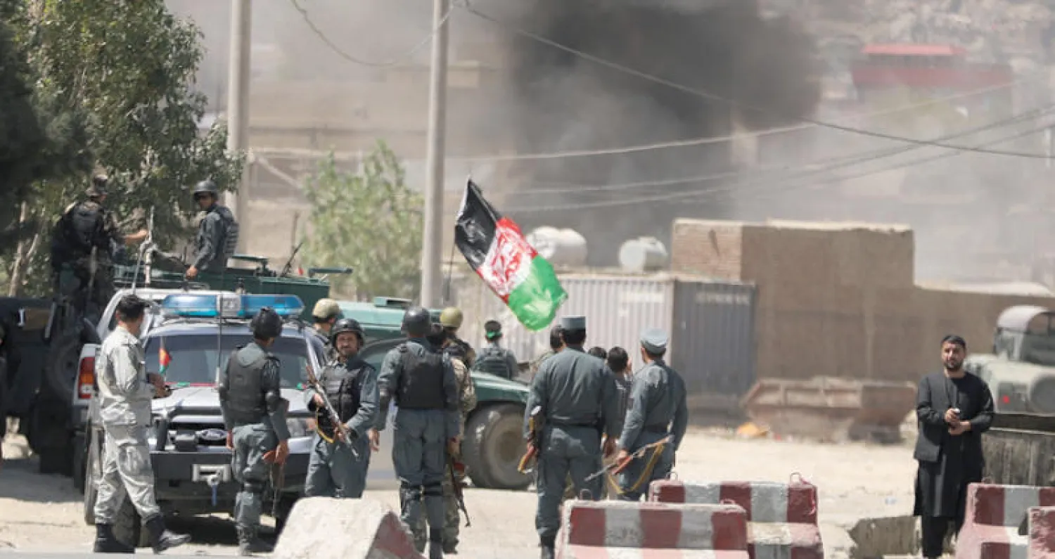 إجراءات أمنية مشددة ودخان يتصاعد من وسط العاصمة كابل إثر قصف صاروخي أثناء إلقاء الرئيس غني خطابه بمناسبة عيد الأضحى أمس (إ.ب.أ)