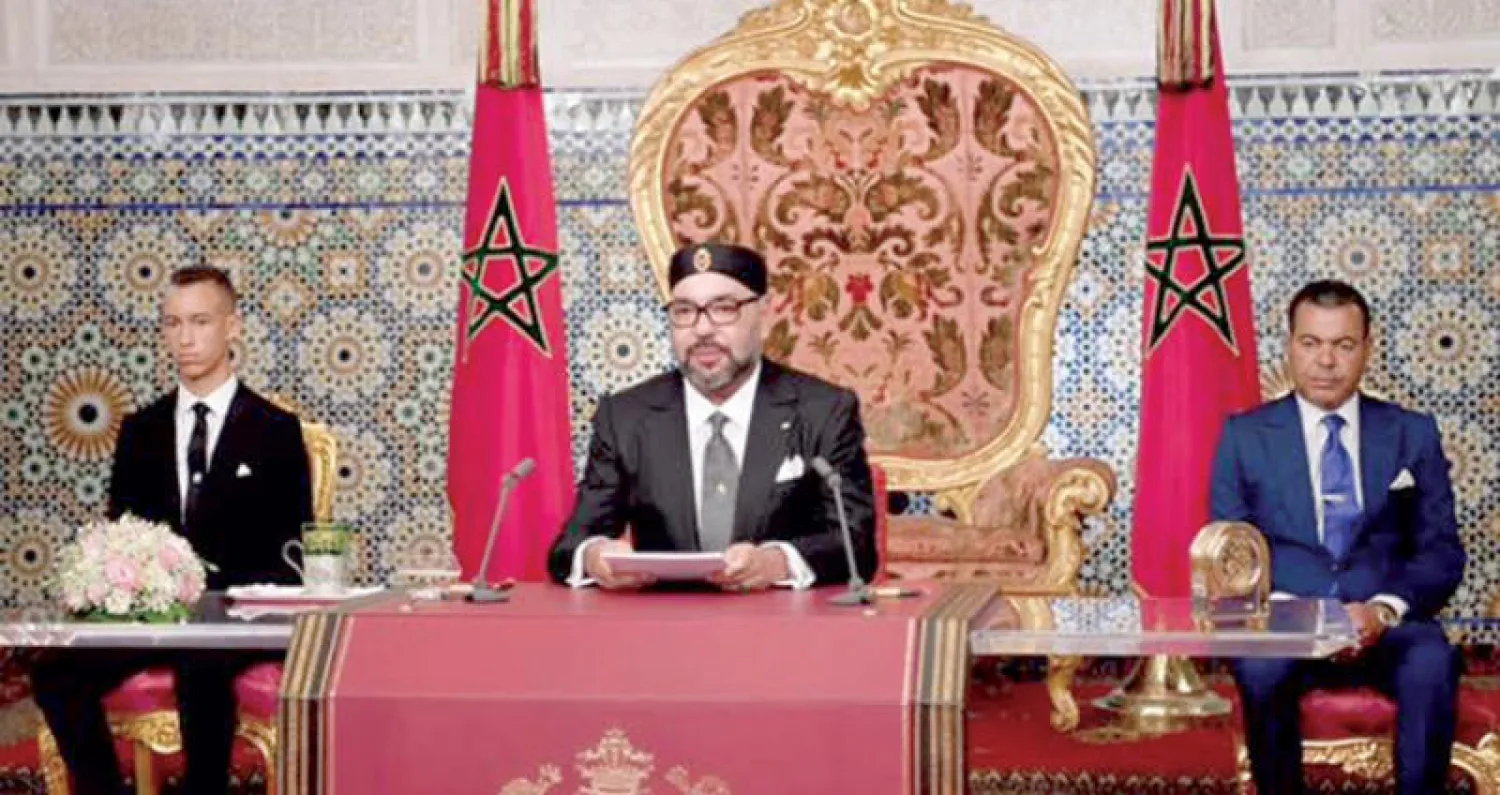 الملك محمد السادس خلال توجيهه خطابأ إلى الشعب المغربي ليلة أول من أمس (ماب)