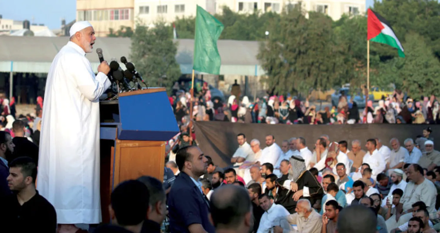 إسماعيل هنية رئيس المكتب السياسي لـ«حماس» يلقي كلمة أمام حشد شعبي بعد أداء صلاة العيد في غزة أمس (رويترز)