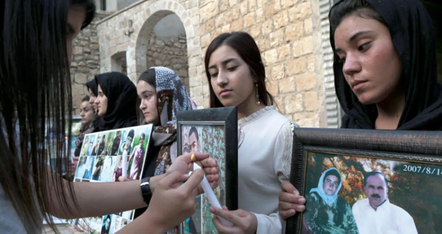 إيزيديات في وقفة بلالش في كردستان العراق تضامناً مع ضحايا «داعش» الذين اختطفهم التنظيم الإرهابي من قرية كوجو قرب سنجار (أ.ف.ب)