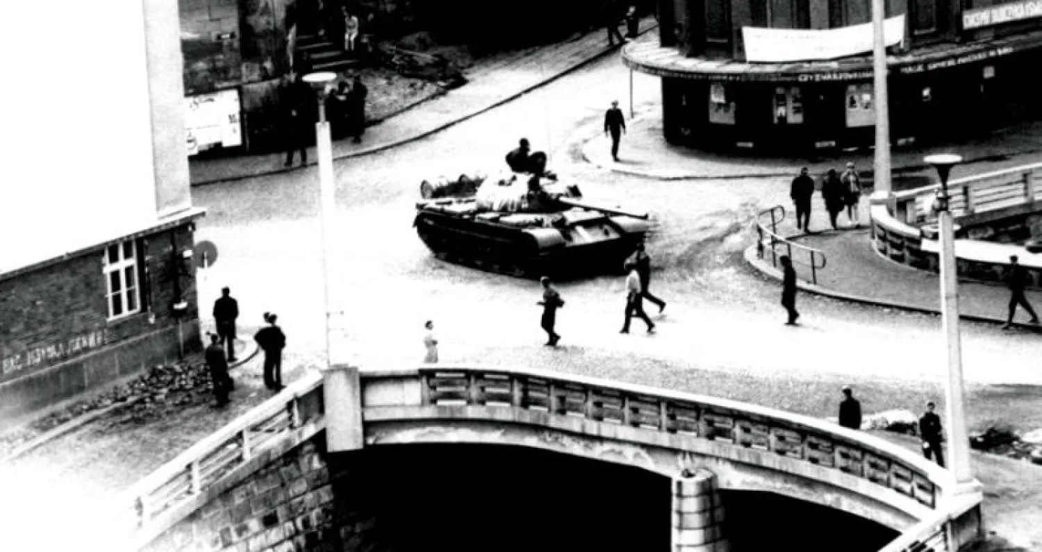 صورة أرشيفية لدبابة في مدينة تروتنوف خلال غزو قوات حلف وارسو لتشيكوسلوفاكيا بغية سحق «ربيع براغ» في أغسطس 1968 (أ.ف.ب)