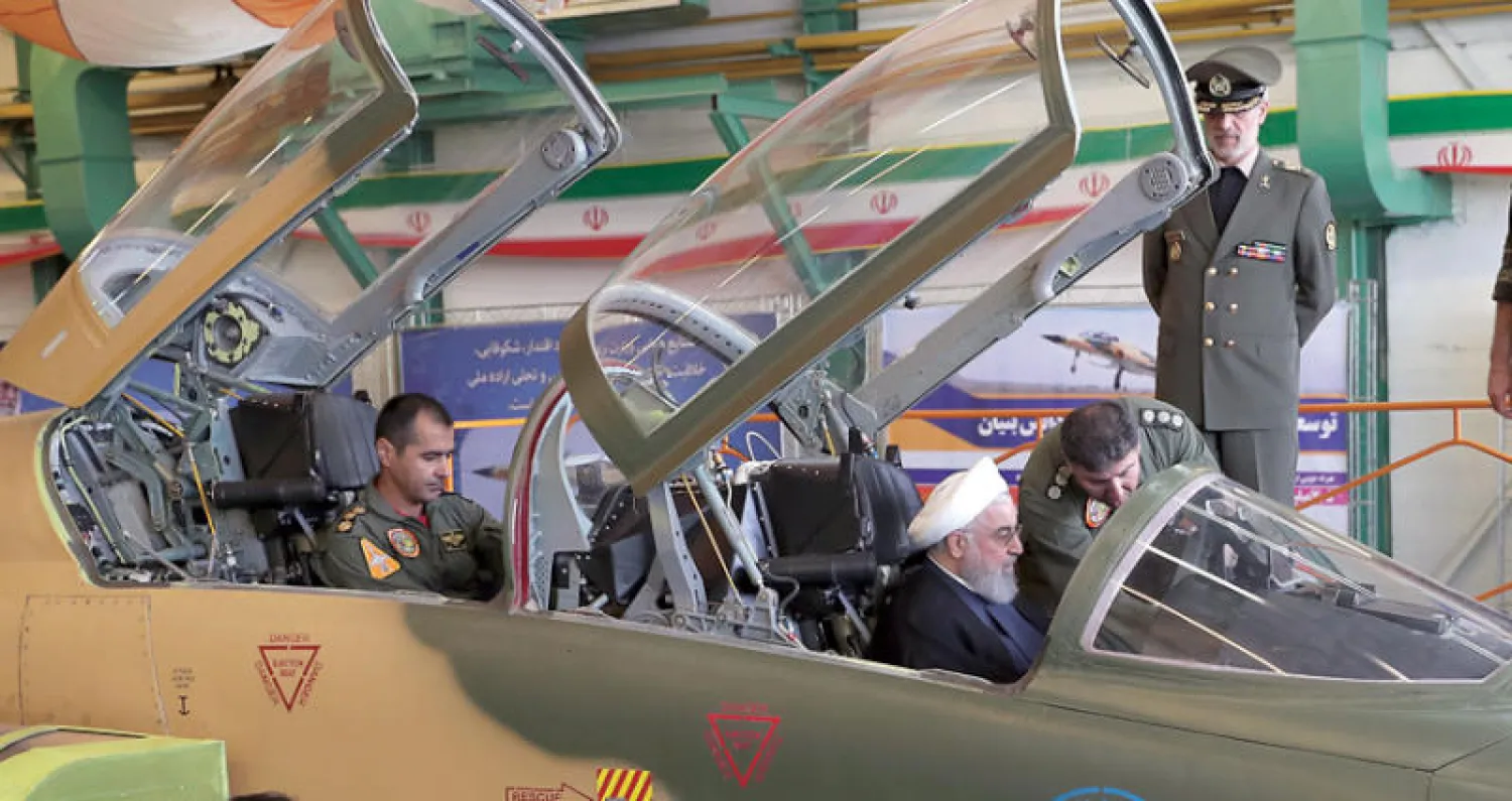 صورة نشرها موقع الرئيس حسن روحاني ويبدو وزير الدفاع أمير حاتمي أثناء عرض «أول مقاتلة محلية الصنع» تسمى «كوثر» في طهران أمس