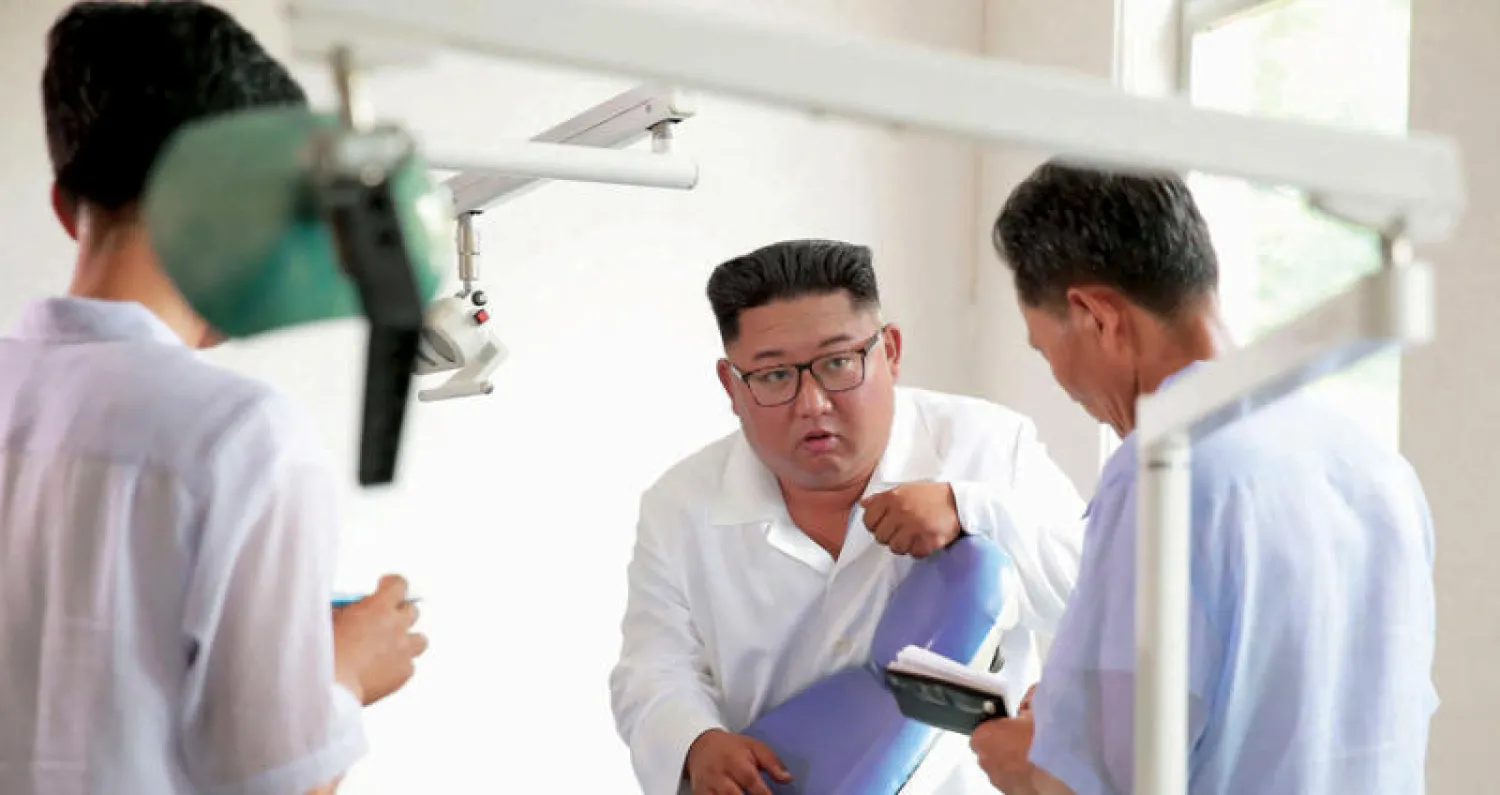 كيم جونغ أون يتفقد مصنعا للصناعات الطبية أمس (وكالة الأنباء الكورية الشمالية - أ.ف.ب)