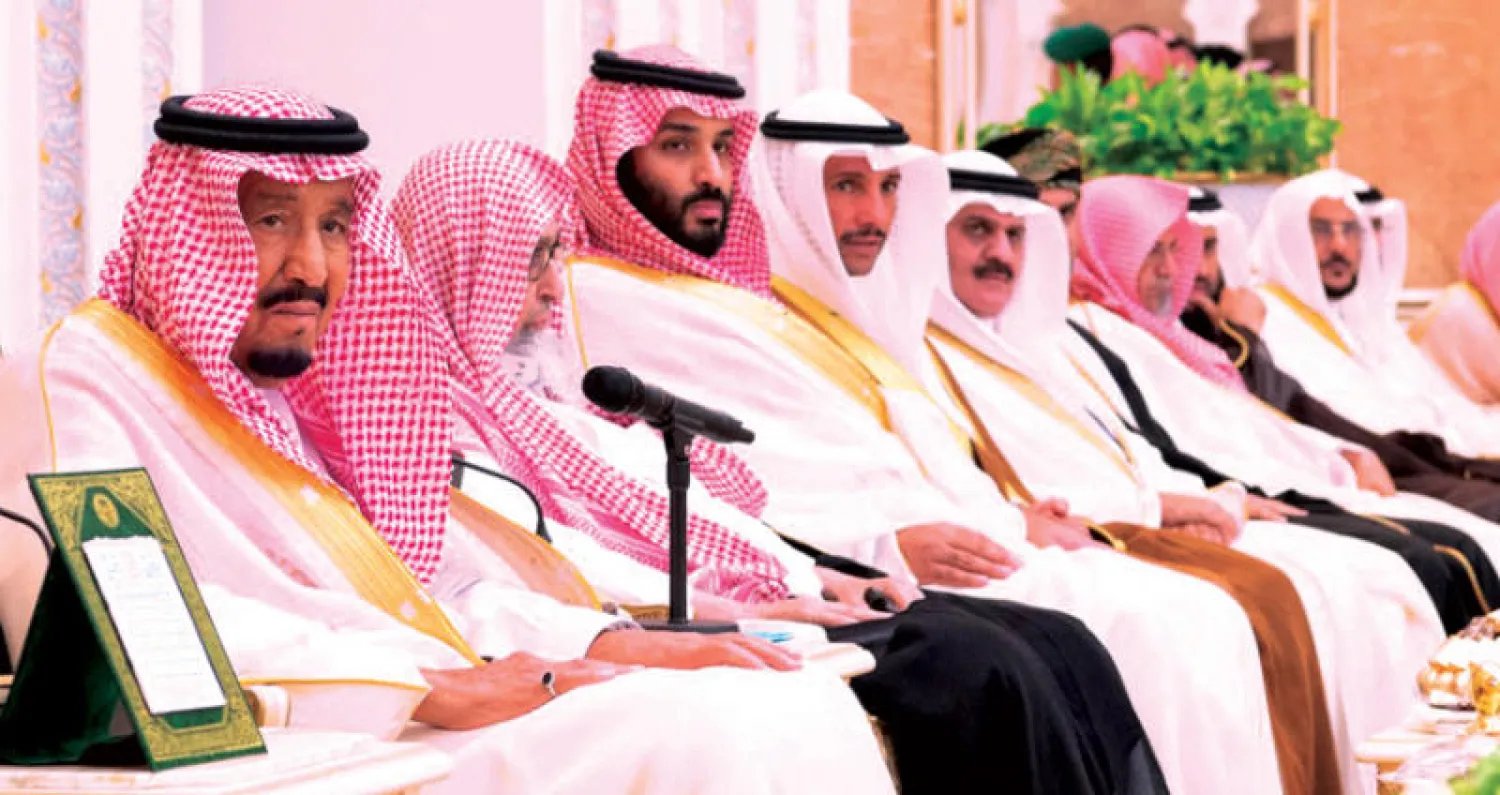 خادم الحرمين لدى استقباله قادة القطاعات العسكرية المشاركة في الحج بحضور ولي العهد أمس (واس)