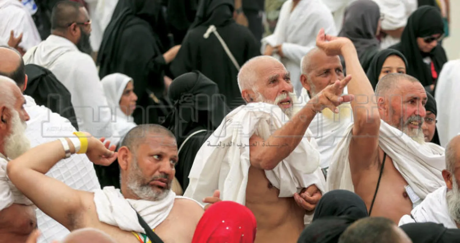 حجاج يرمون الجمرات في مشعر منى أمس (تصوير: عدنان مهدلي)