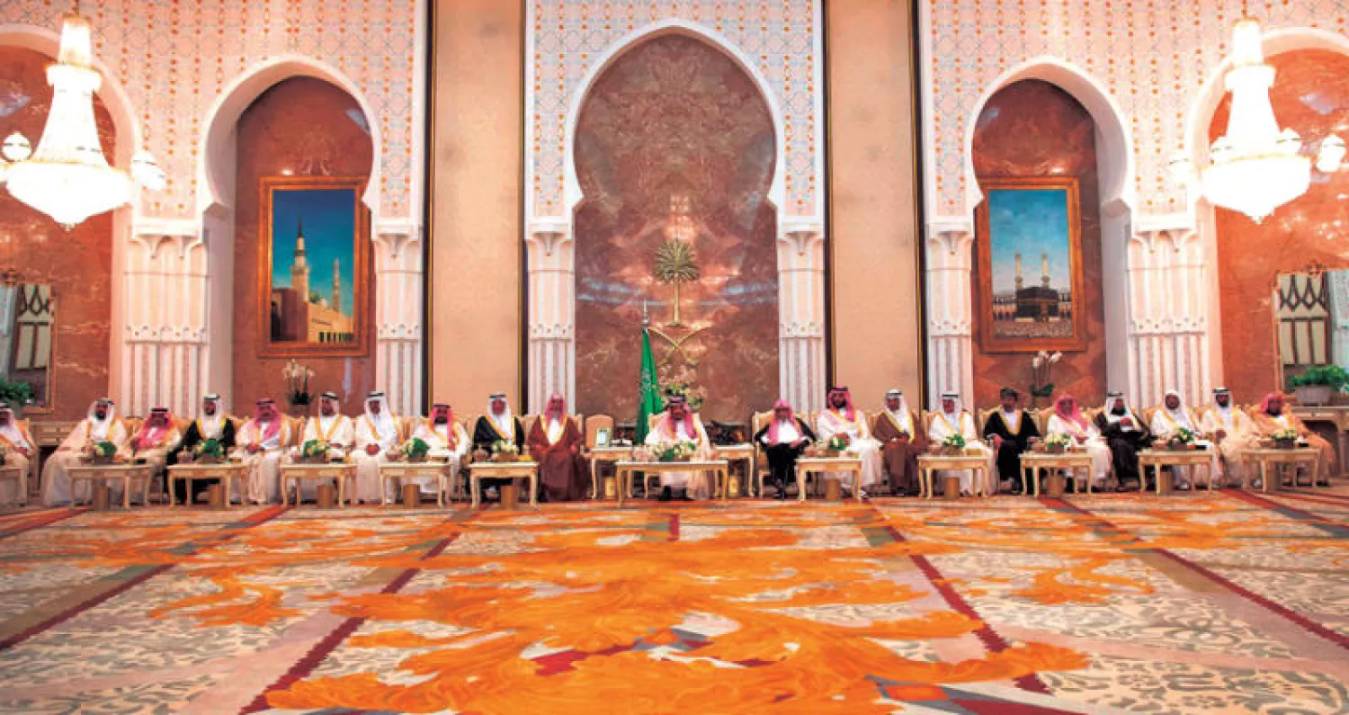 خادم الحرمين الشريفين لدى استقباله الأمراء والعلماء وقادة القطاعات العسكرية في منى أمس بحضور الأمير محمد بن سلمان ولي العهد (واس)