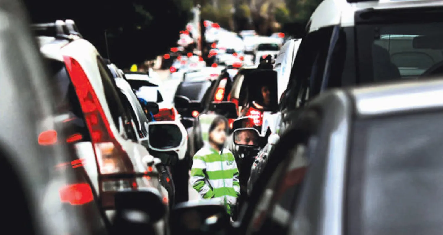 طفلة تتسول في أحد شوارع بيروت فبراير 2016 (إ.ب)