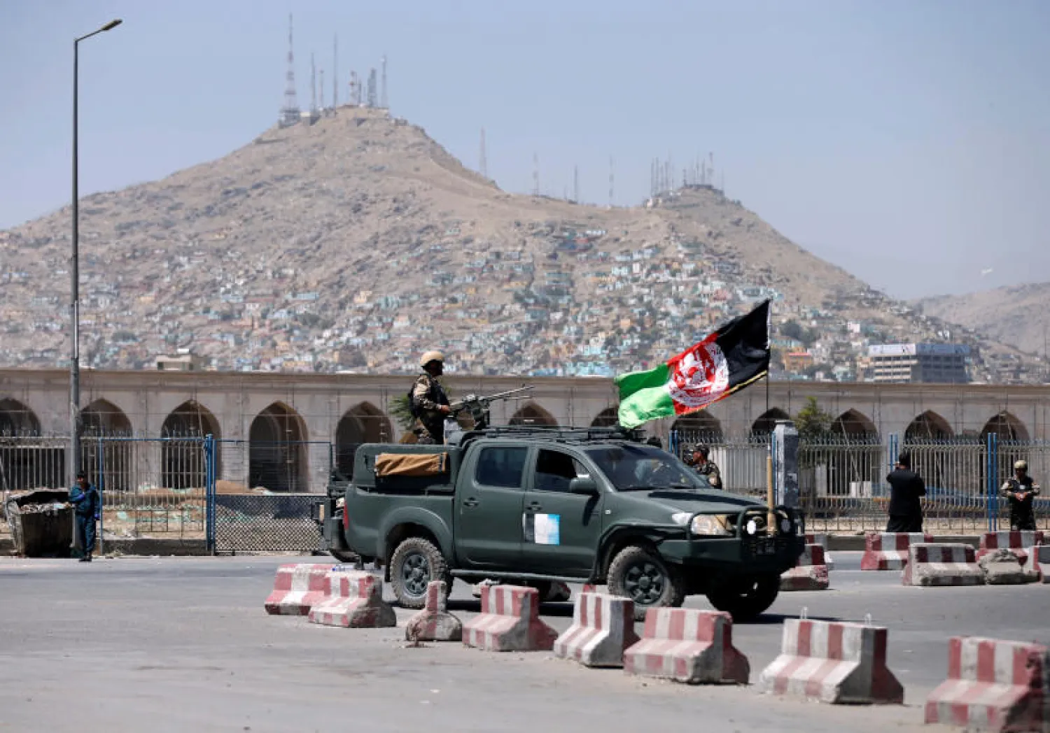 قوات الأمن الأفغانية في موقع الهجوم بالحي الدبلوماسي (رويترز)