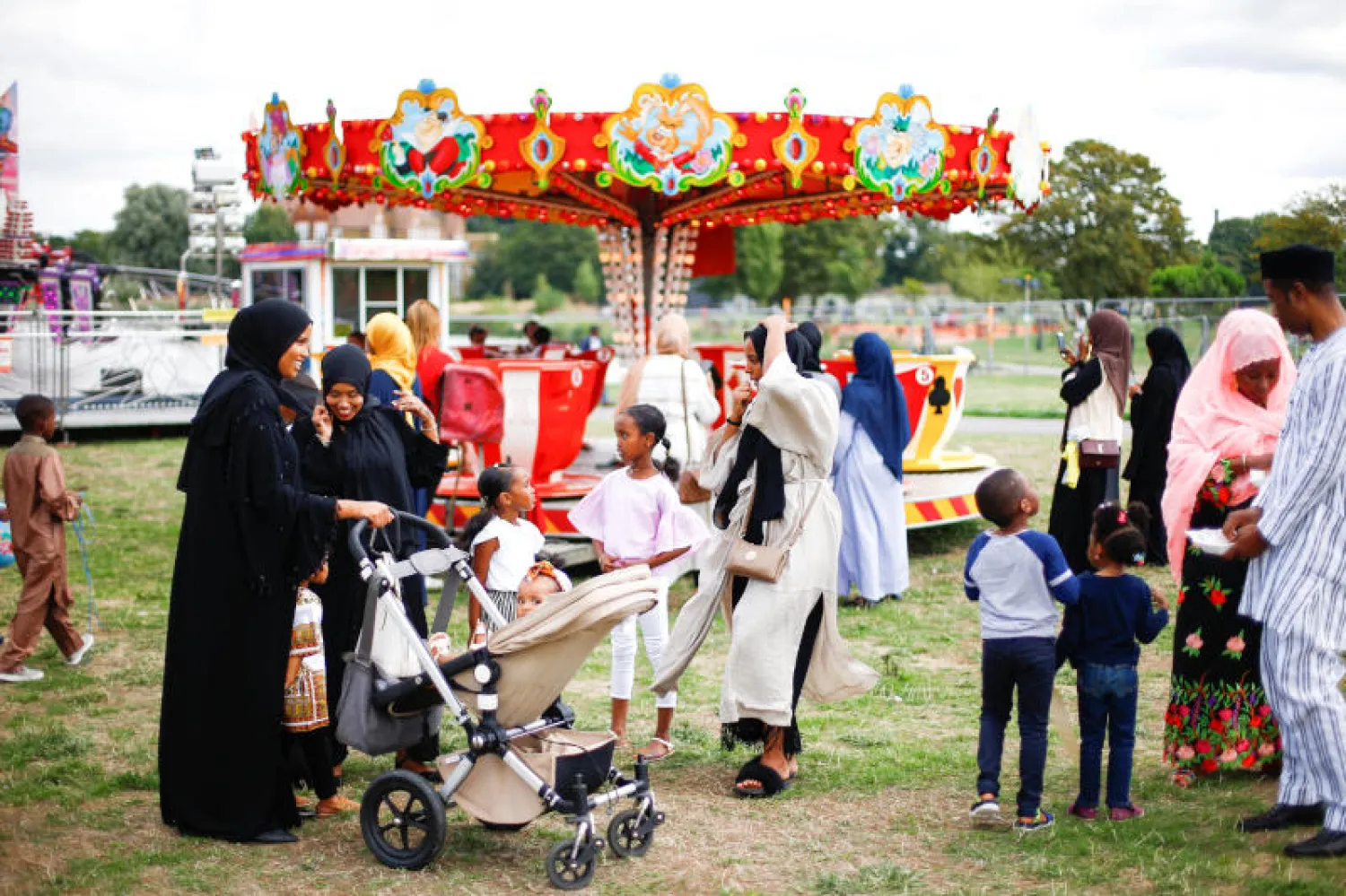 مجموعة من المسلمين يحتفلون بعيد الأضحى في أحد متنزهات مدينة لندن (رويترز)