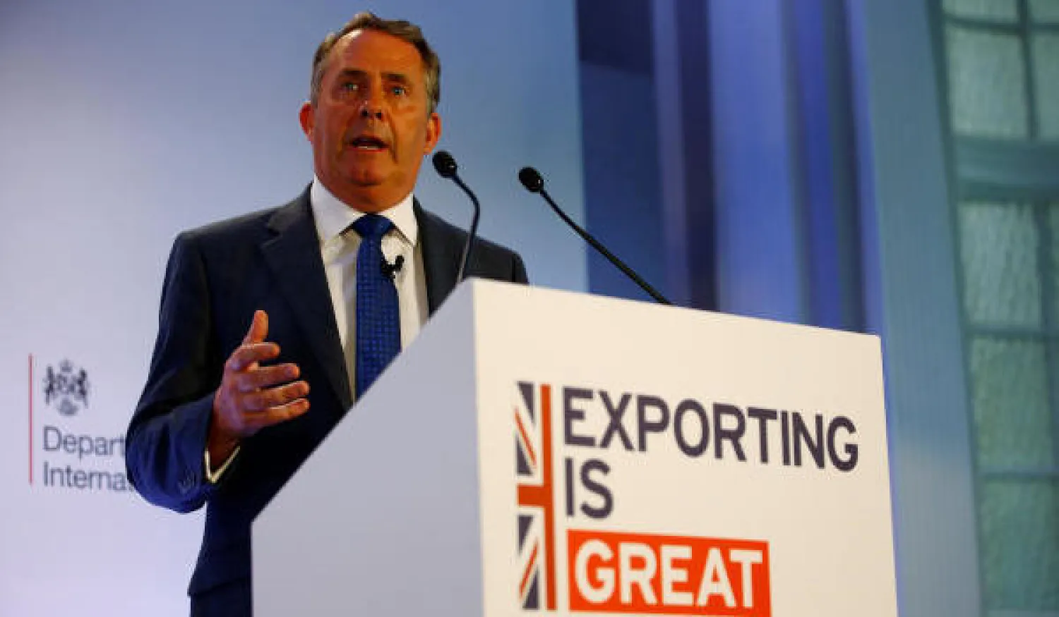 وزير التجارة البريطاني ليام فوكس يلقي كلمة حول استراتيجية التصدير الجديدة للحكومة بمعهد المديرين في لندن (رويترز)