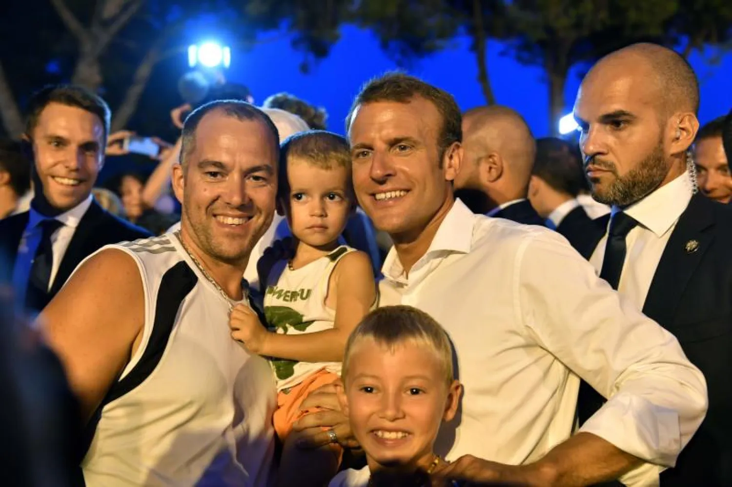 الرئيس الفرنسي إيمانويل ماكرون مع عدد من المصطافين في قرية بورن لي ميموزا يوم الجمعة الماضي (أ. ف. ب)