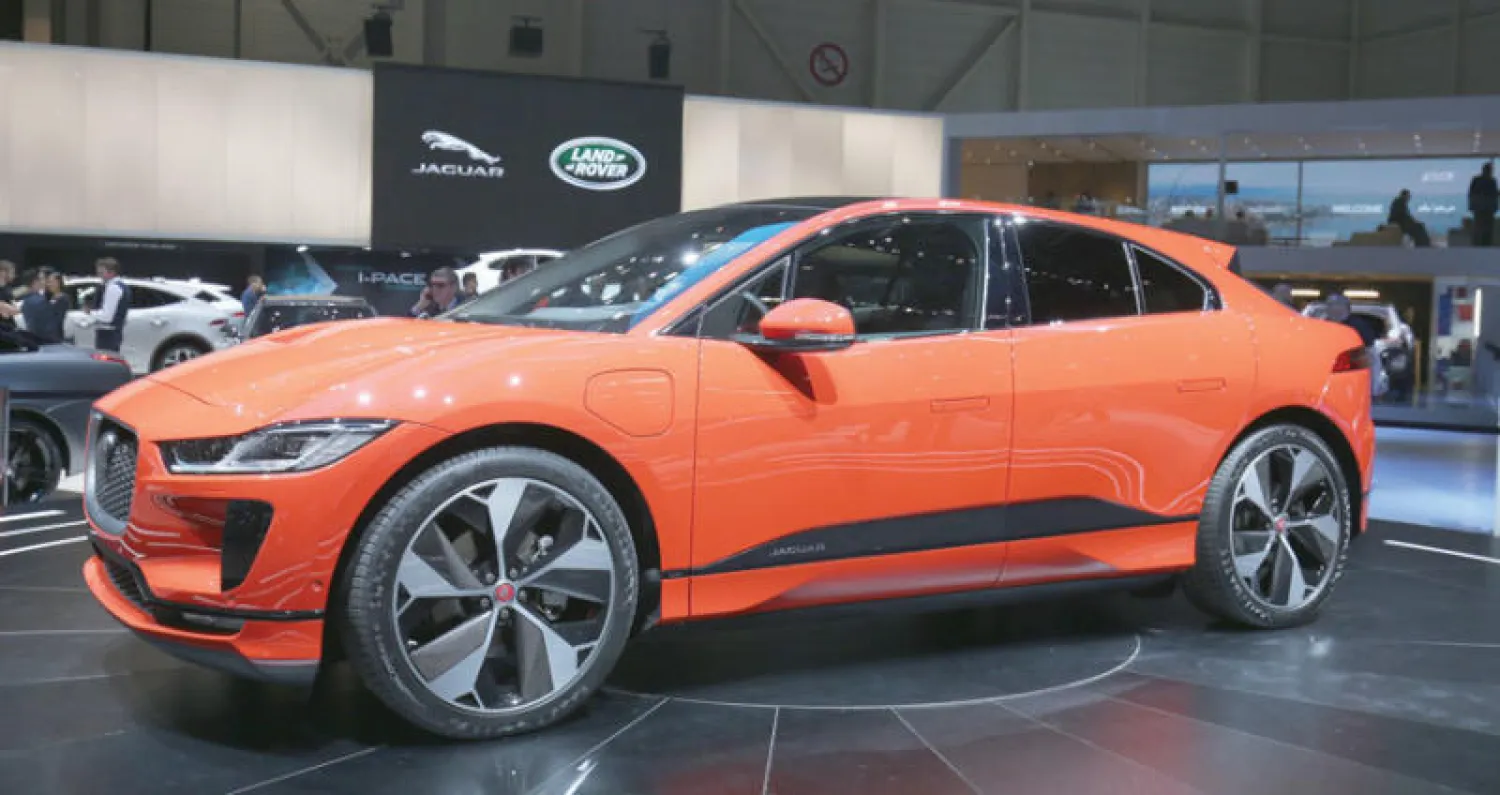 «جاغوار إي بيس» أحدث منافسات سيارات «تيسلا» الكهربائية
