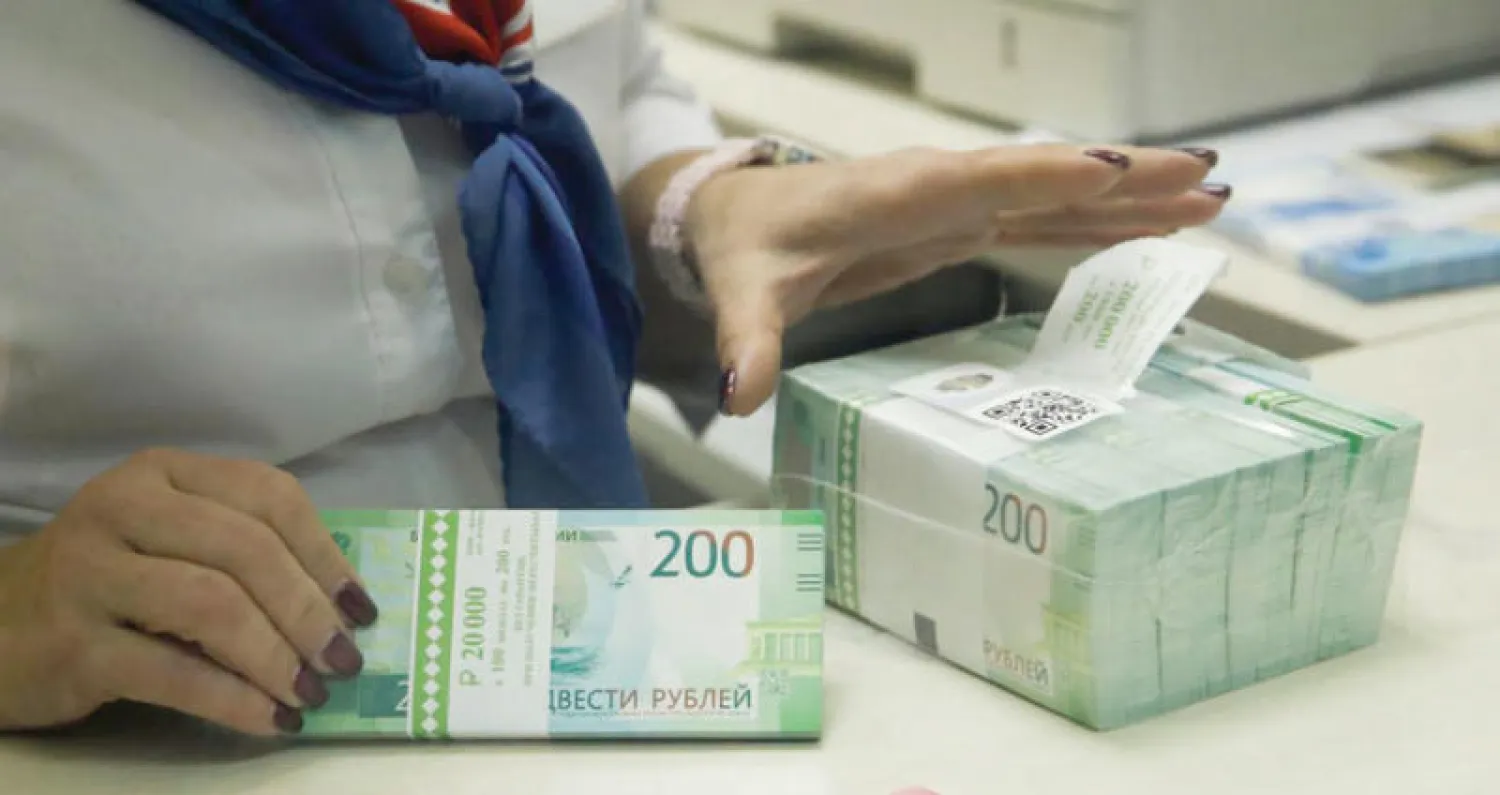 ضغوط كبرى يتوقع أن يواجهها الروبل الروسي مع دخول حزمة عقوبات أميركية جديدة حيز التنفيذ اليوم (رويترز)