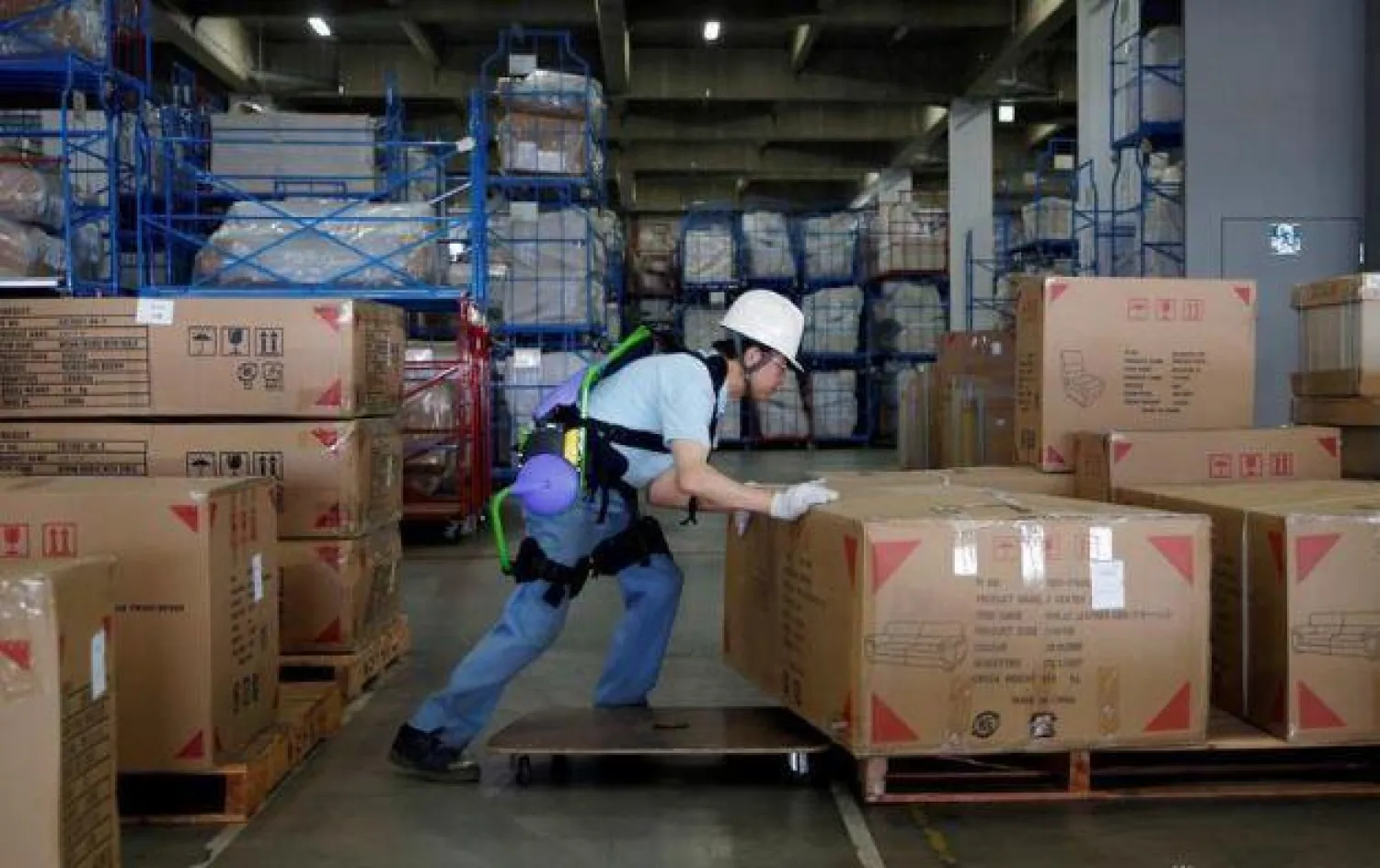 الشركات اليابانية ترى أن جلب المهاجرين  يمكن أن يساهم في حل لمشكلة نقص العمالة (رويترز)