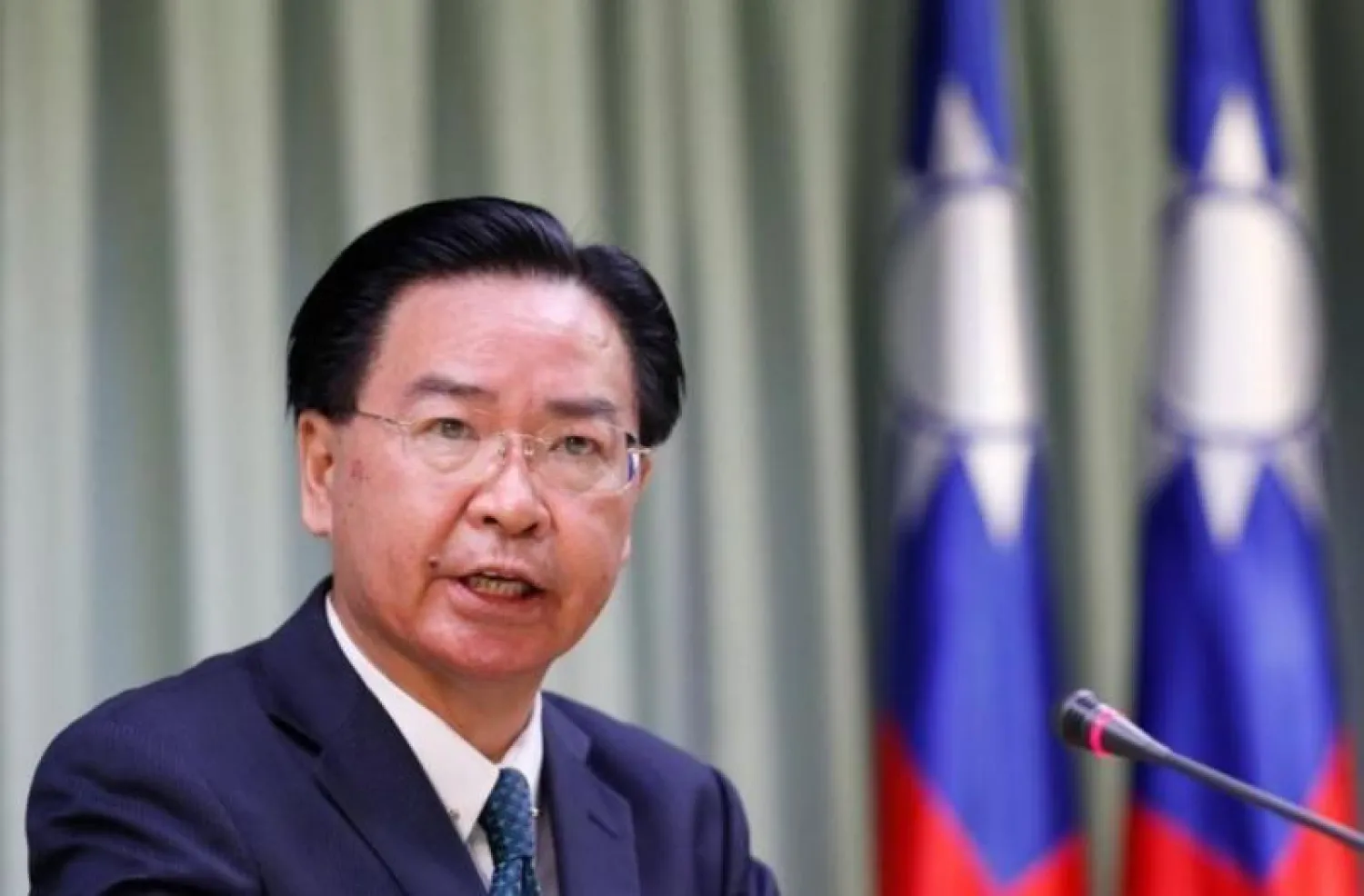 وزير الخارجية التايواني جوزيف وو في مؤتمر صحافي في تايبيه (رويترز)