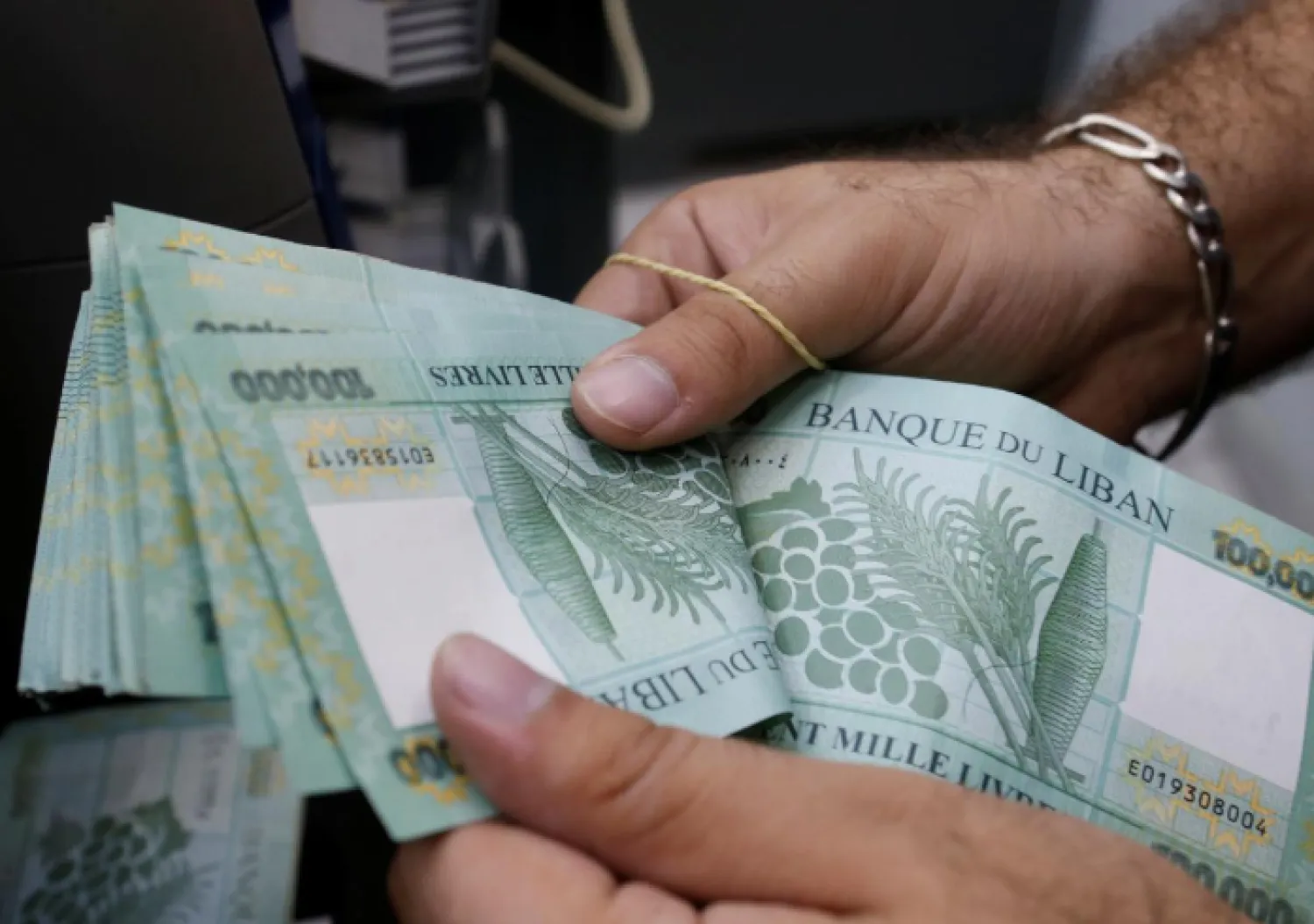 A man counts Lebanese pounds at an exchange office in Beirut, Lebanon, August 16, 2018. REUTERS/Mohamed Azakir
