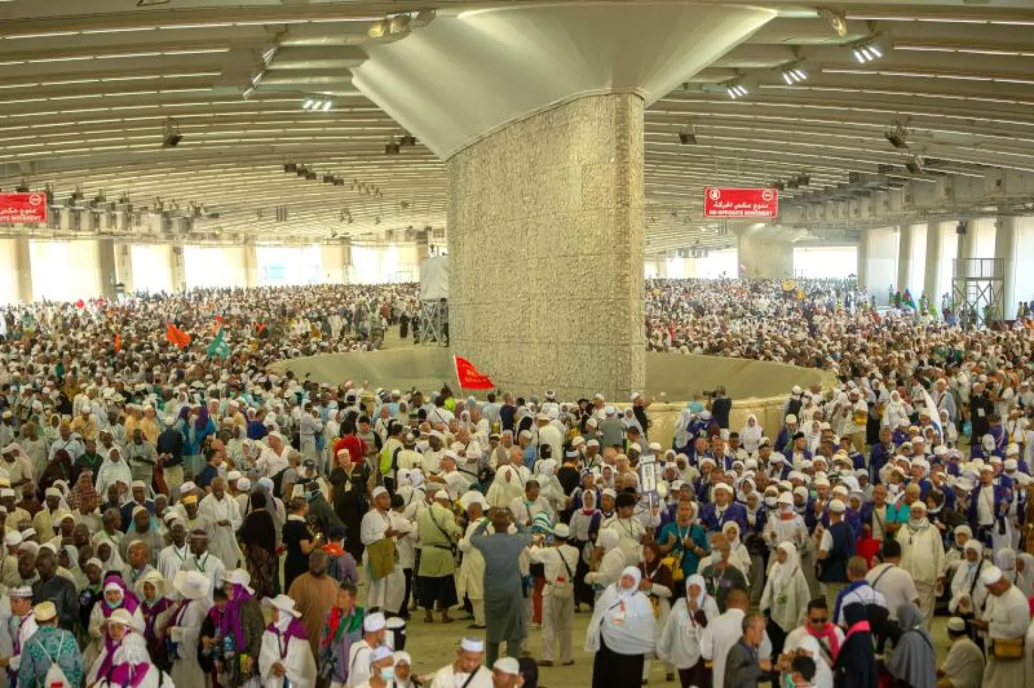 الحجاج أثناء رمي الجمرات في أول أيام التشريق (تصوير: محمد المانع)
كان لرجال الأمن دور بارز في تسهيل عملية رمي الجمرات للحجاج (تصوير: عدنان مهدلي)