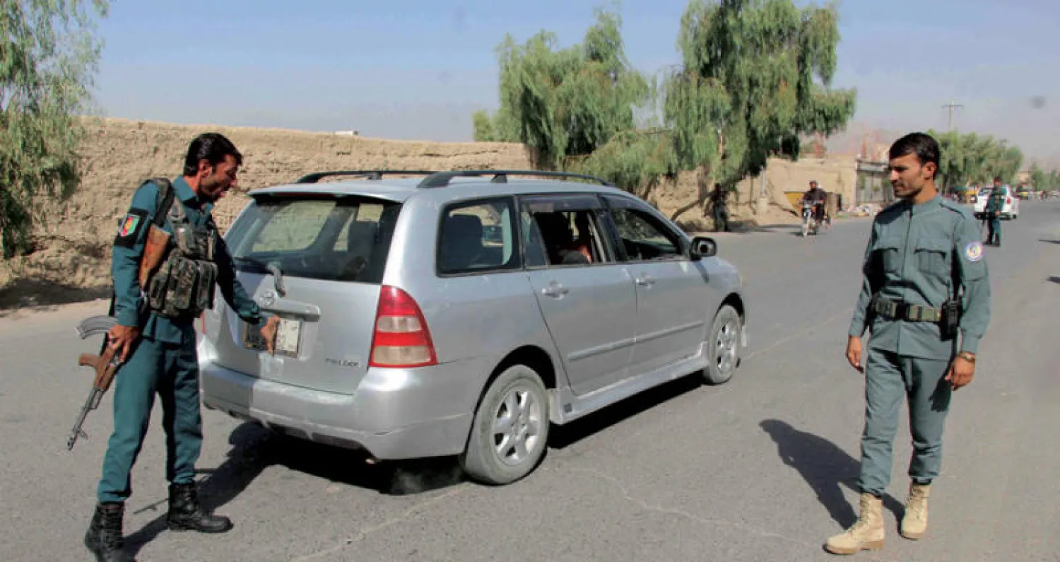 حاجز تفتيش للقوات الأفغانية في قندهار (إ.ب.أ)