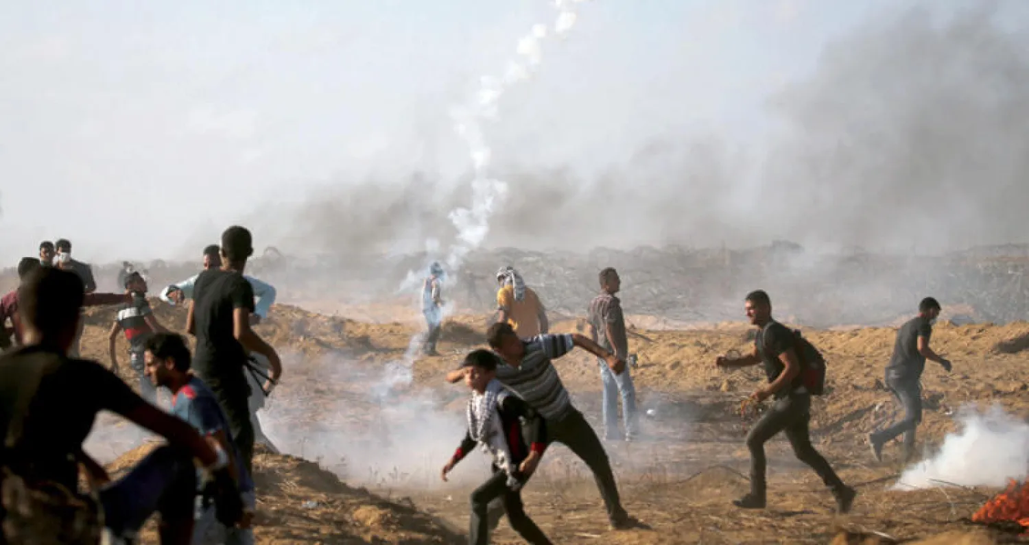 الجيش الإسرائيلي يطلق قنابل الغاز باتجاه محتجين فلسطينيين قرب الحدود مع غزة (رويترز)