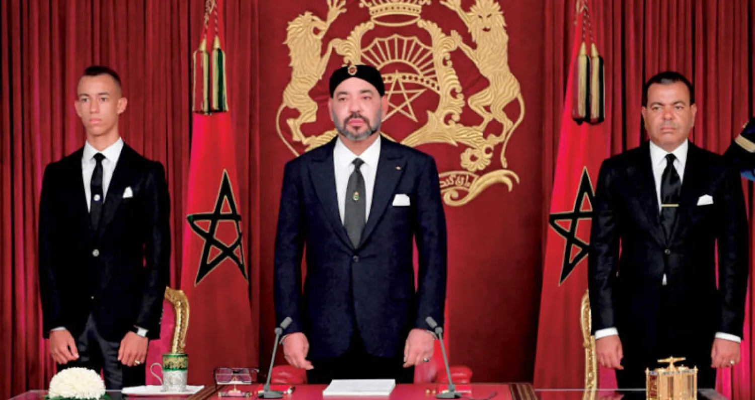 الملك محمد السادس مع أخيه مولاي رشيد وولي العهد مولاي حسن أثناء الخطاب الملكي السنوي الشهر الماضي (أ.ب)
