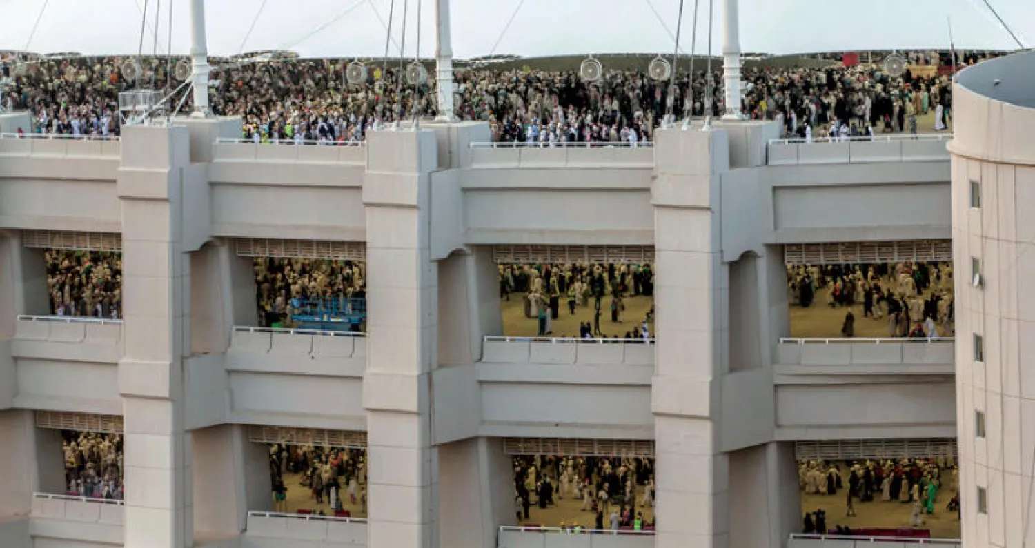 الحجاج خلال رمي الجمرات في أول أيام التشريق أمس (أ.ب)