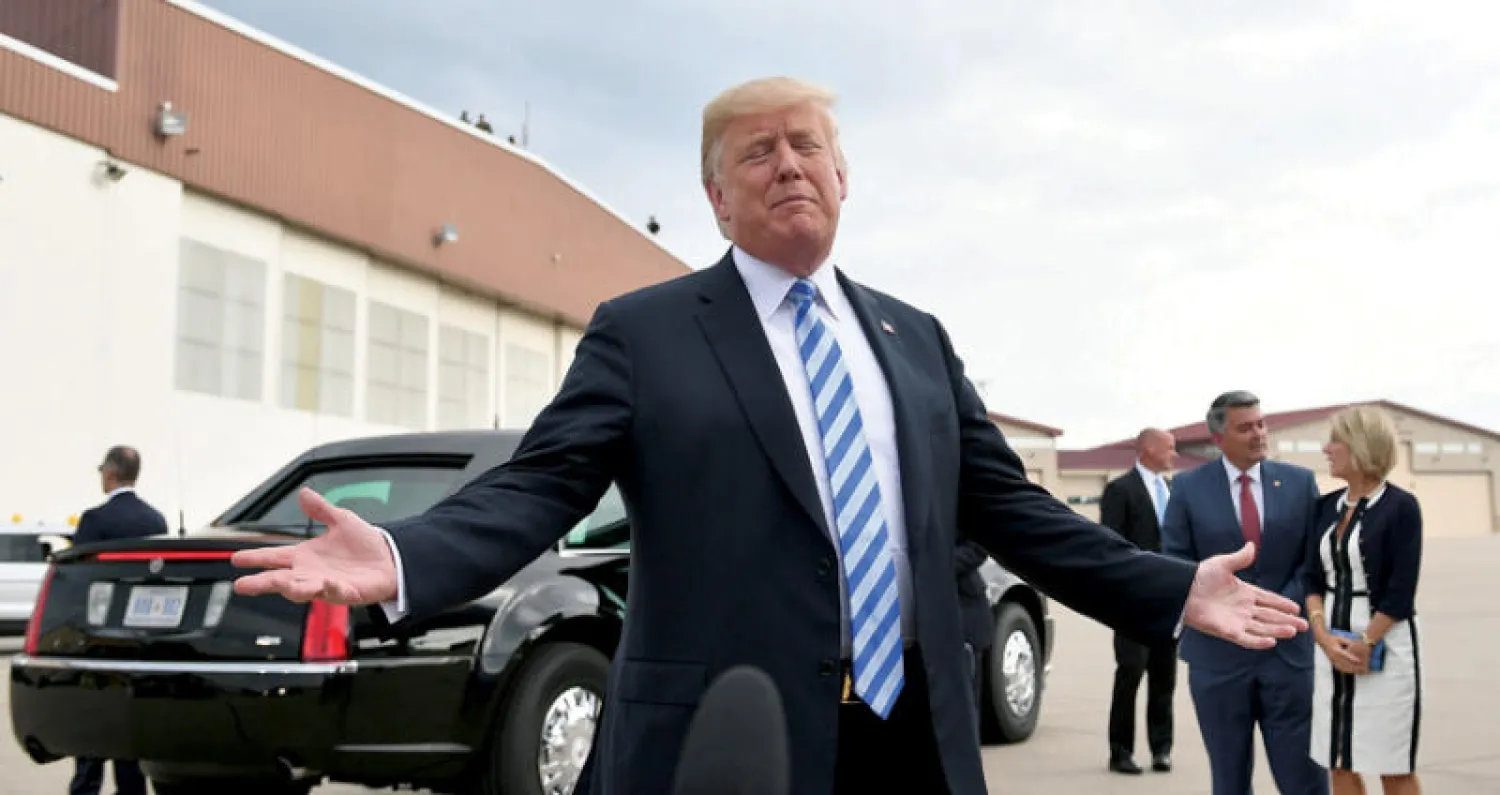 ترمب لدى وصوله إلى «ويست فرجينيا» أول من أمس (أ.ف.ب)