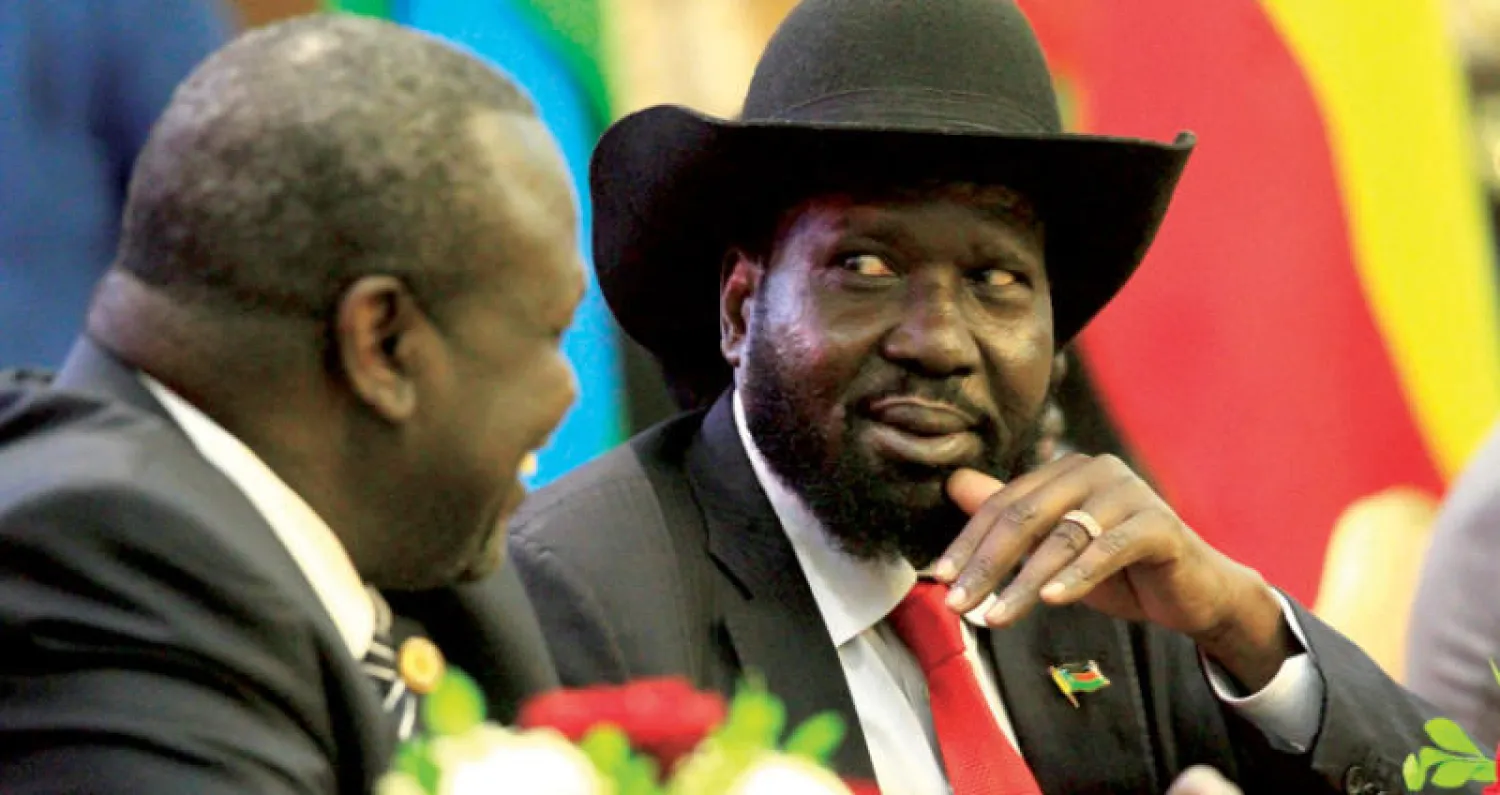 سلفا كير وخصمه ريك مشار خلال مراسم توقيع اتفاق سلام جنوب السودان في الخرطوم 5 اغسطس (رويترز)