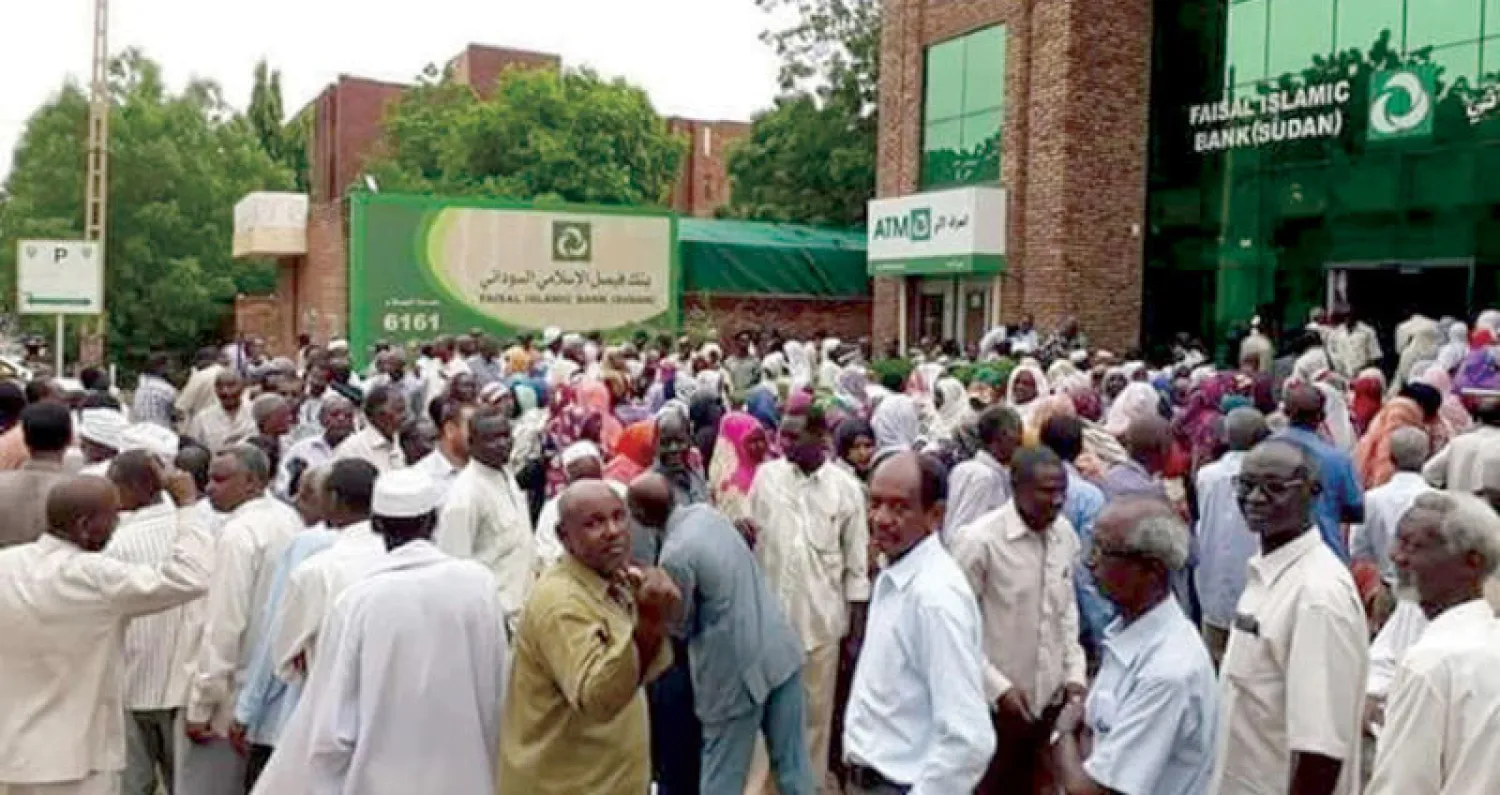 احتجاجات واسعة من المواطنين السودانيين المتراصيين أمام بوابات البنوك المغلقة