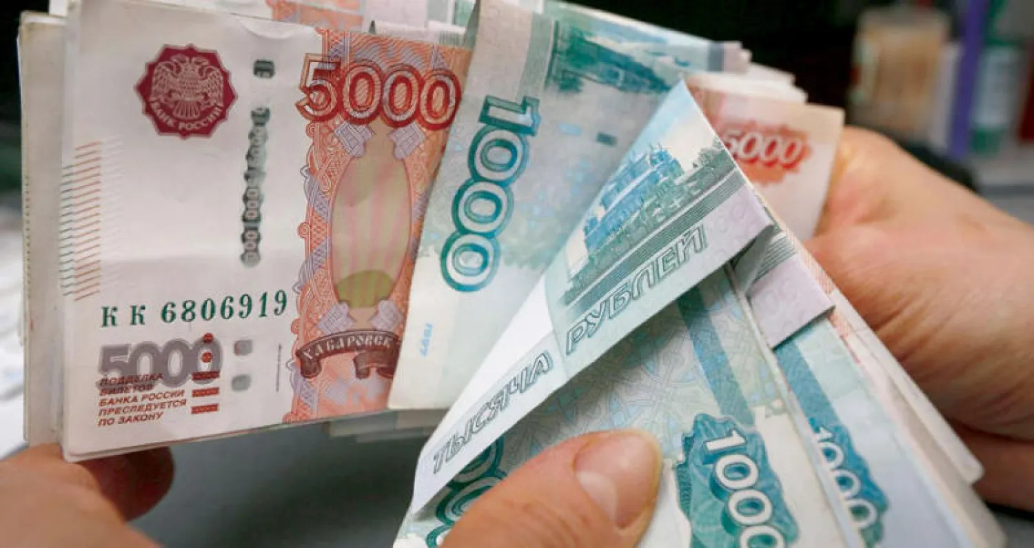 الروبل الروسي ينجو من عقوبات أميركية «دفع ثمنها مسبقاً»... ويترقب أخرى أكثر تشدداً